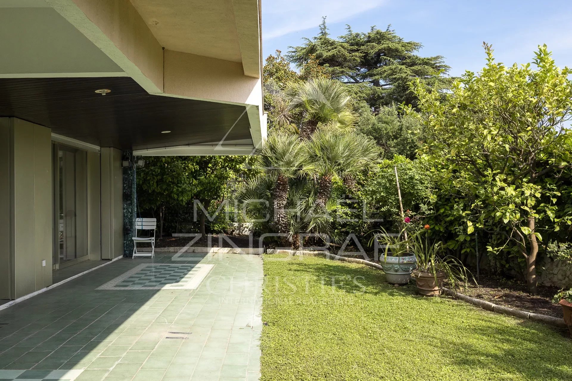 Exceptional Villa in a secure domain