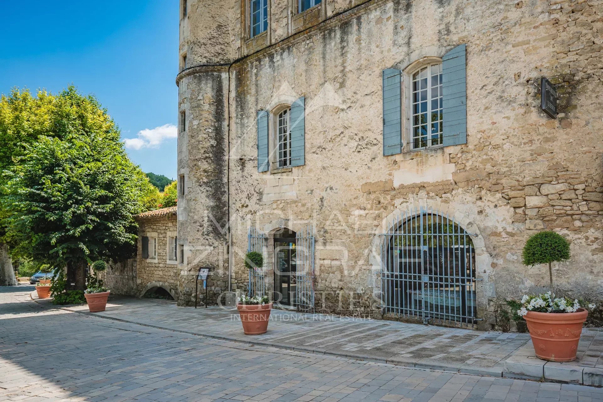 Commercial premises with  apartment in Ménerbes