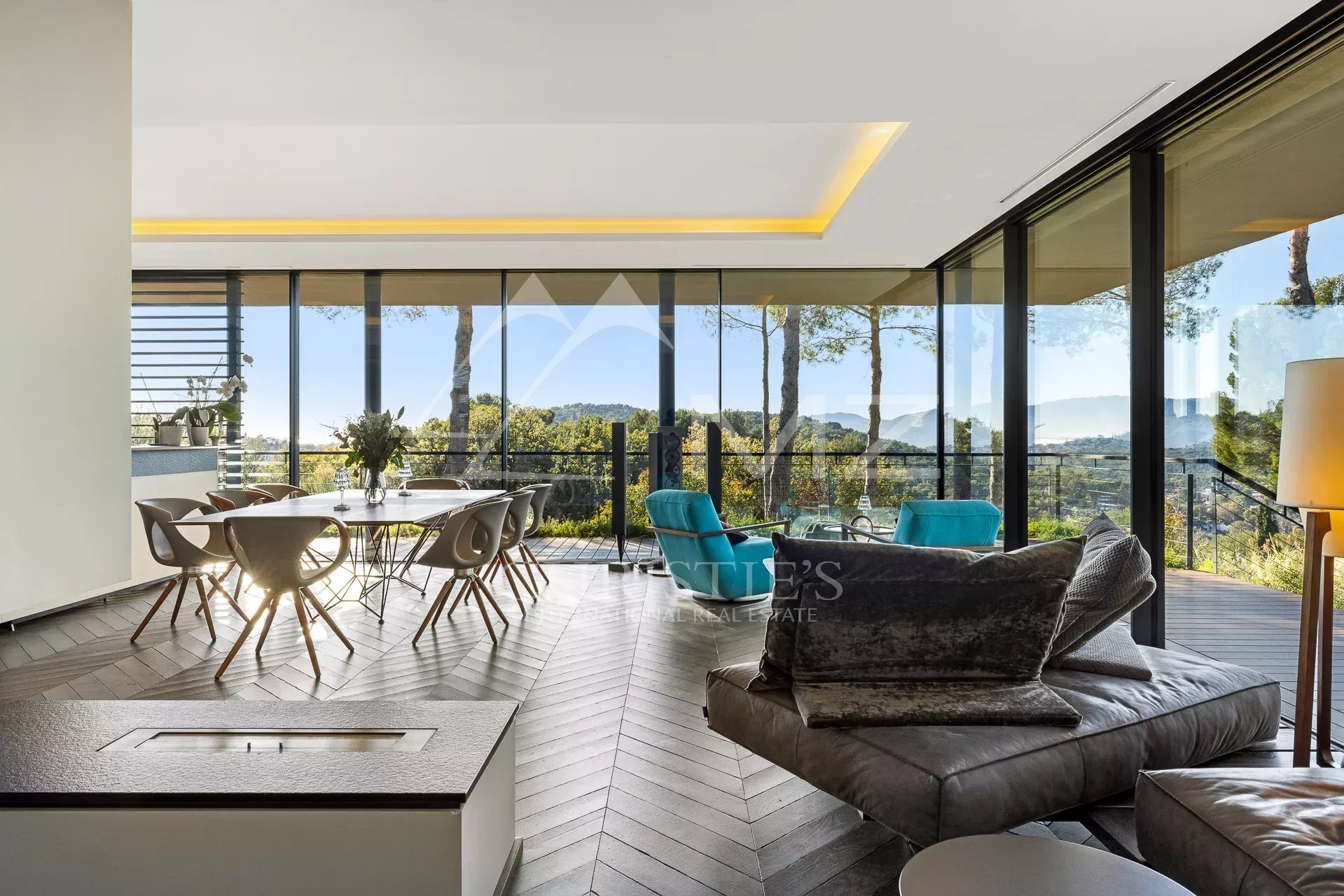 MOUGINS - CONTEMPORARY VILLA WITH PANORAMIC VIEW