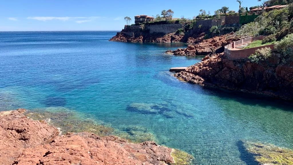 Nahe Cannes - Le Trayas - Villa mit den Füßen im Wasser