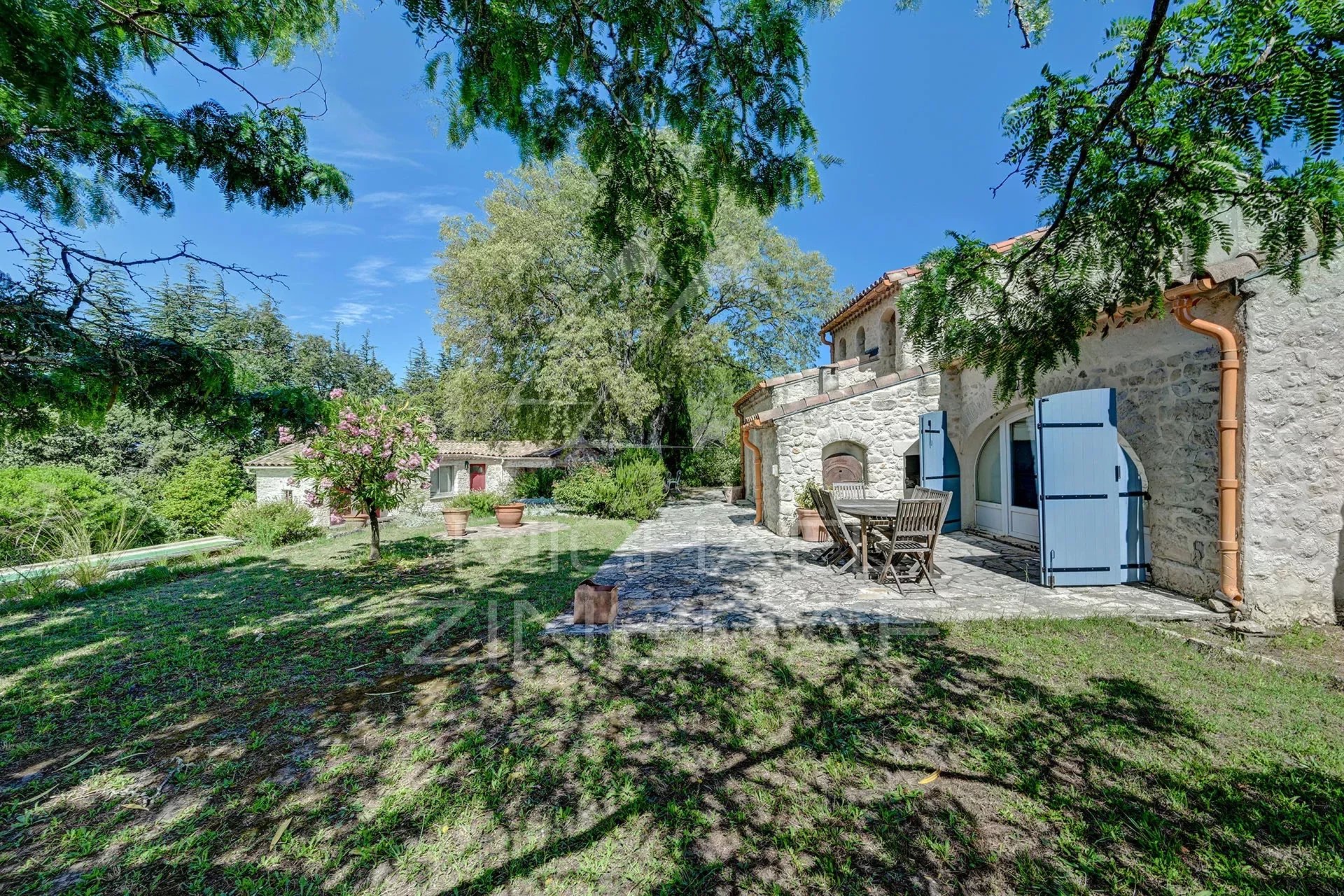 Entre Uzès et les Cévennes : sur 2 hectares, magnifique propriété