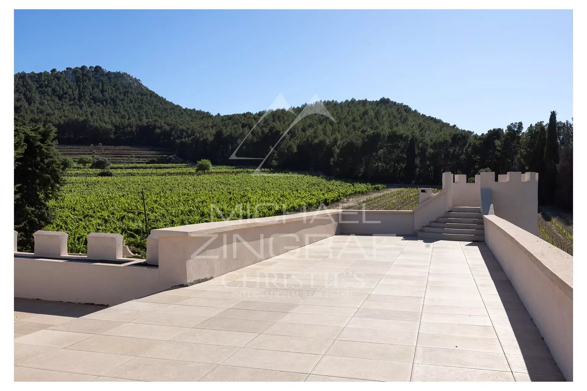 Saint-Cyr-sur-Mer, Provençal Château In the heart of the  vineyards