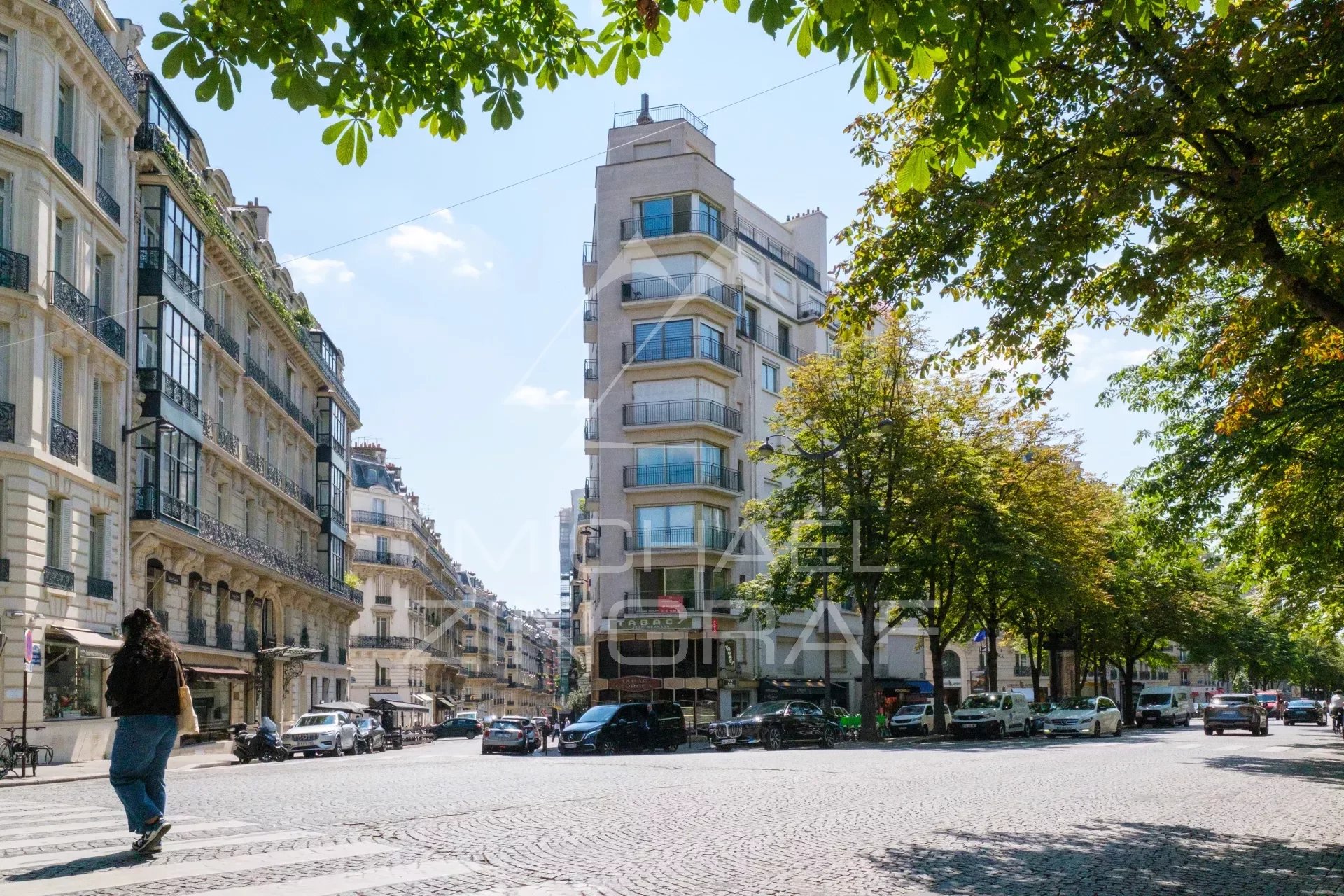 Studio of 45 m2 to renovate in the heart of the Triangle d'Or - Avenue Georges V - Paris 8