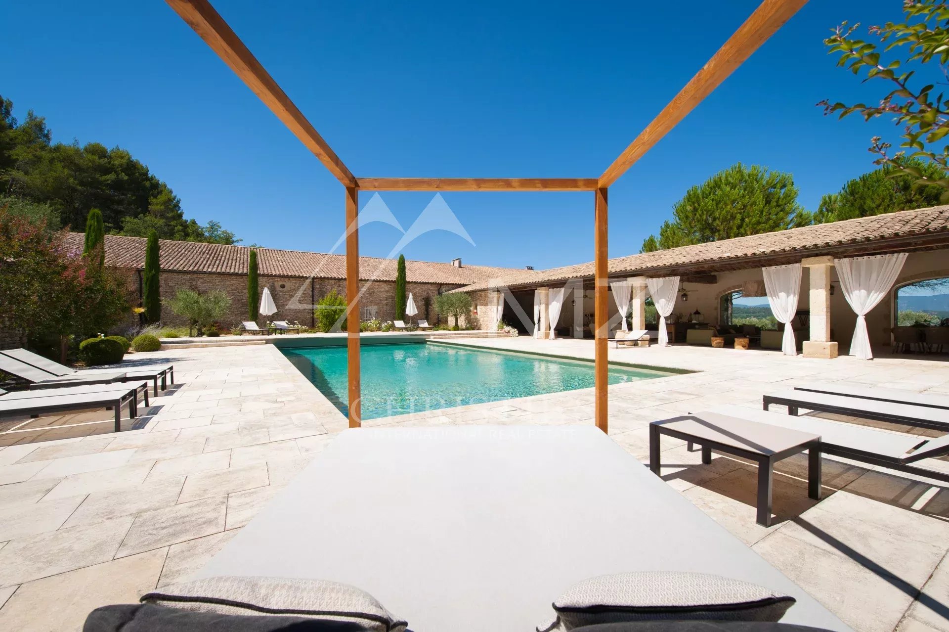 Luberon - Stunning property with heated pool and tennis court