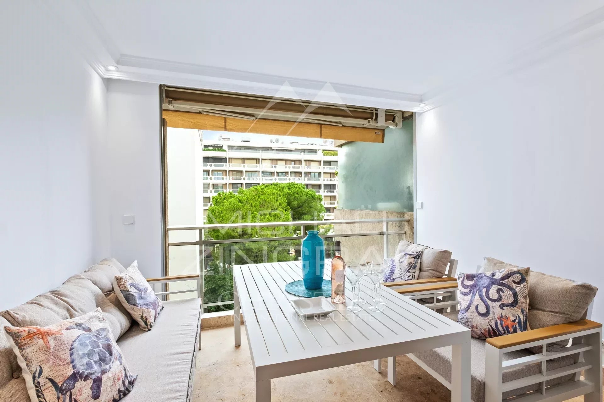 CANNES CENTER - CARLTON. ELEGANT 3-ROOM APARTMENT