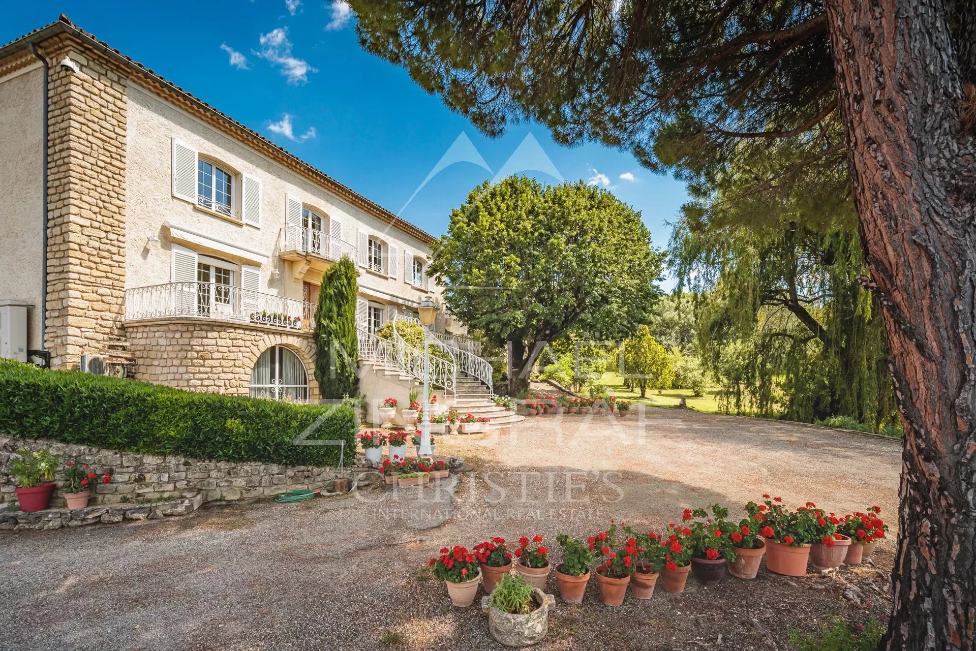 Charmantes Haus aus den 1920er Jahren mit herrlichem Blick im Luberon