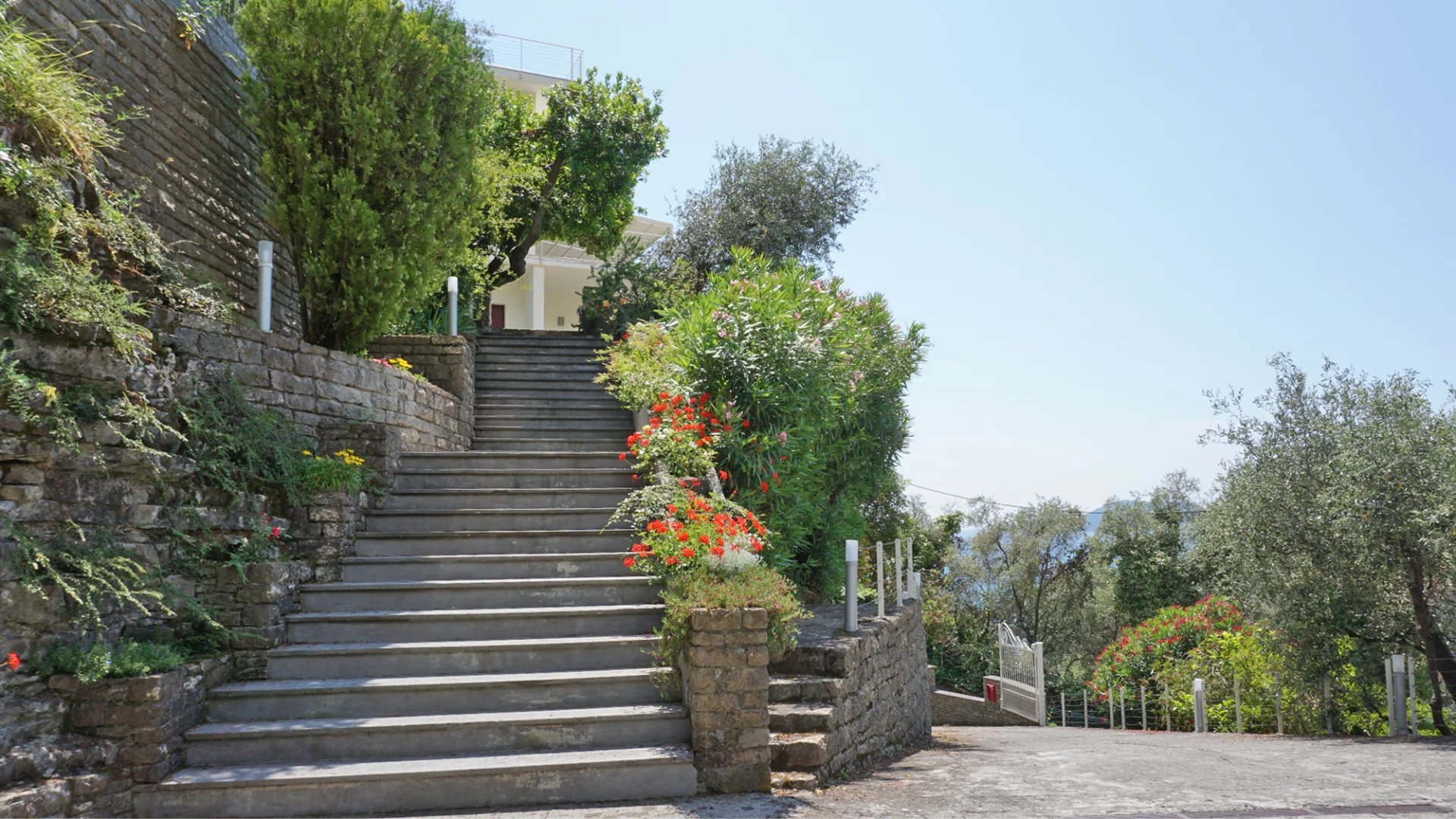 Élégante villa moderne avec de grandes fenêtres et vue sur la mer sur le golfe des Poètes à Fiascherino, Lerici