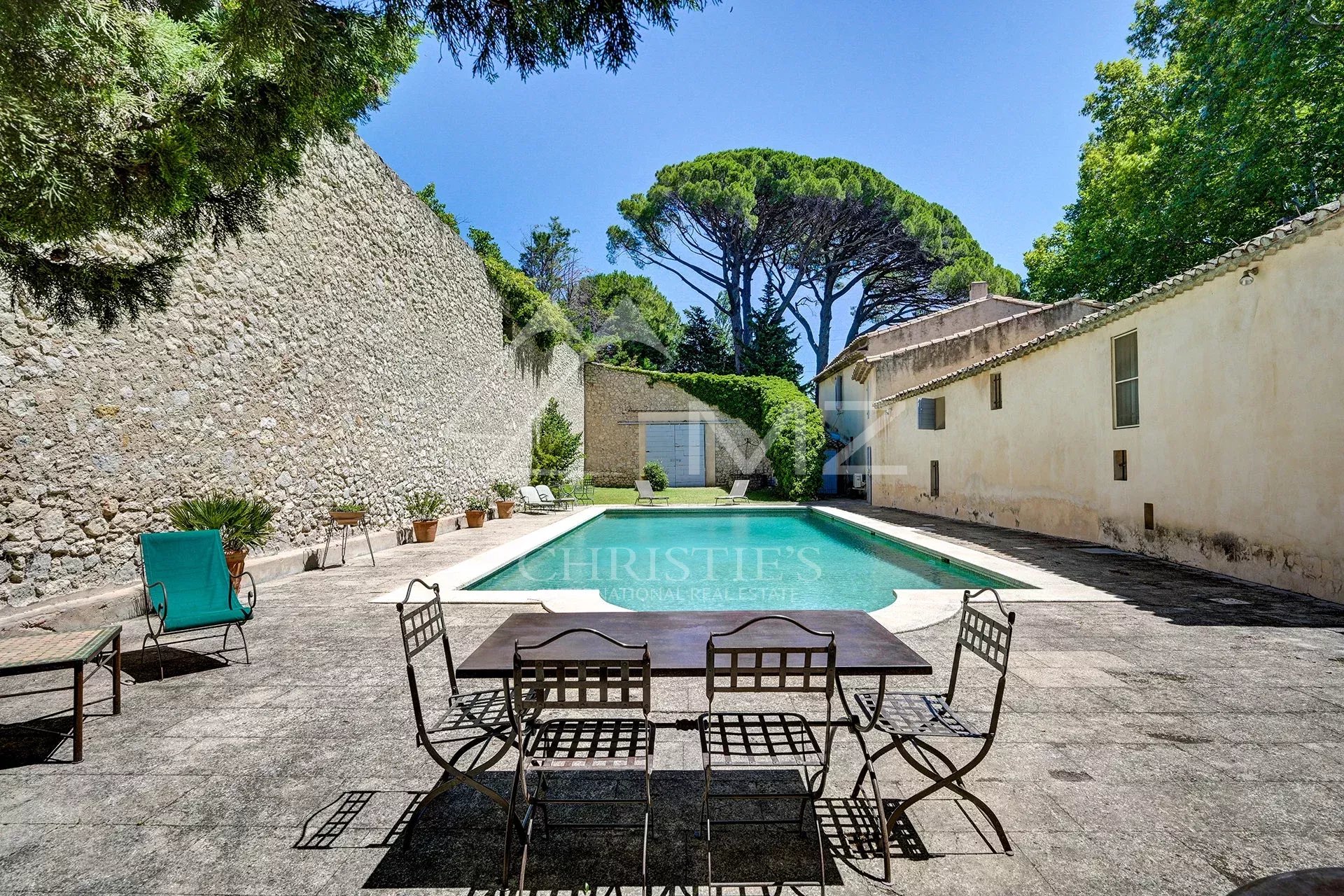 Proche Aix-en-Provence, Propriété de charme avec piscine et tennis