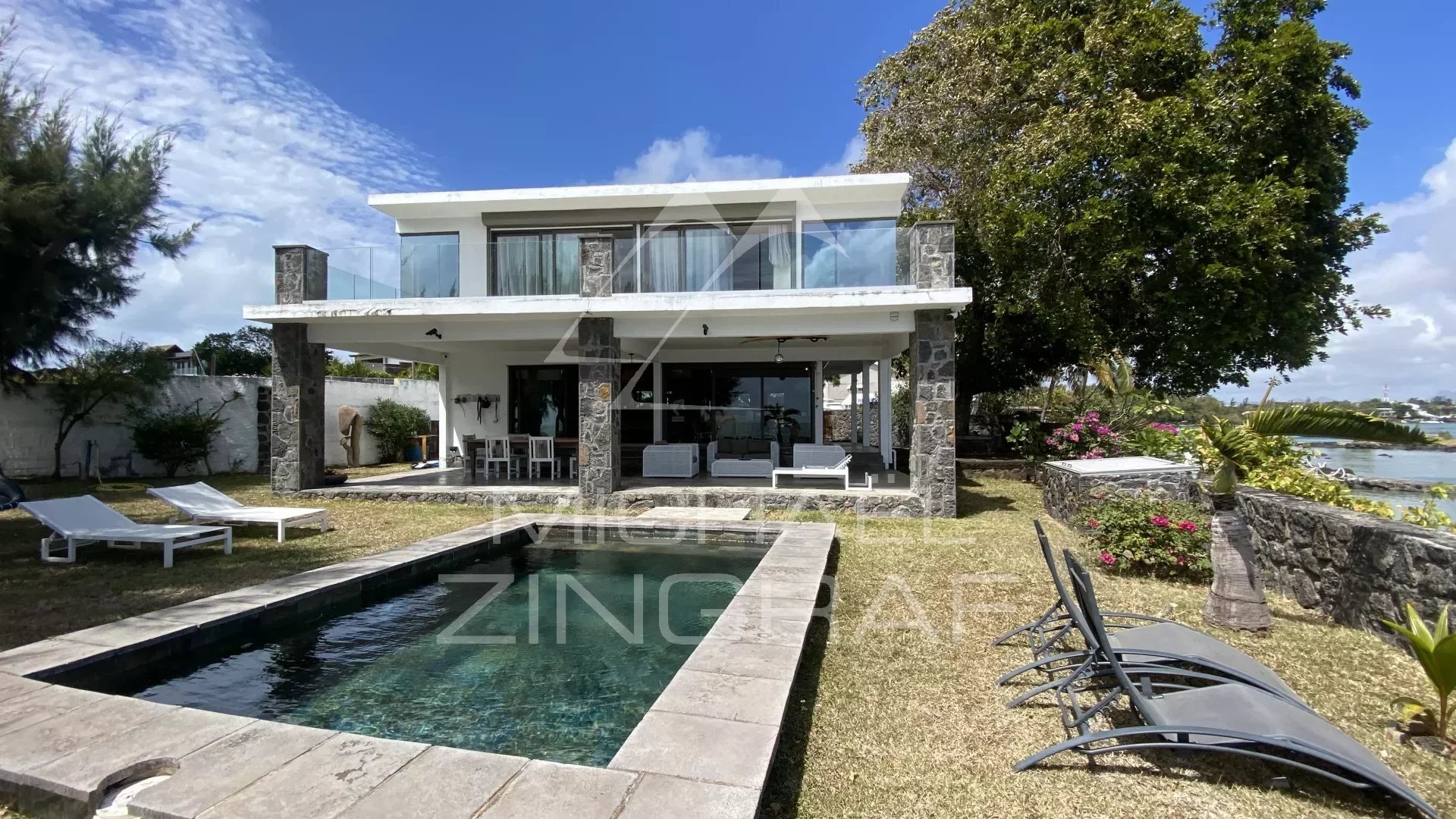 Villa pieds dans l'eau à Calodyne avec vue à couper le souffle