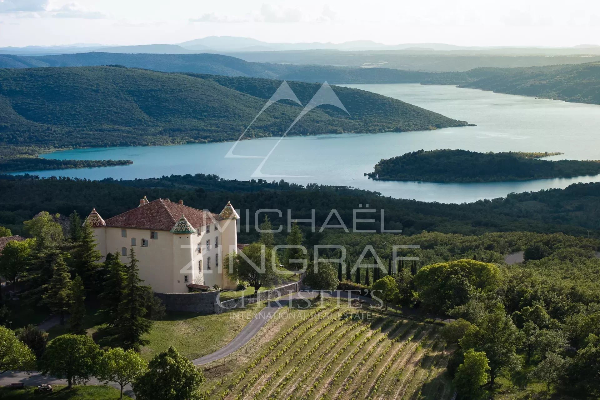 Aiguines - Remarquable domaine avec château provençal