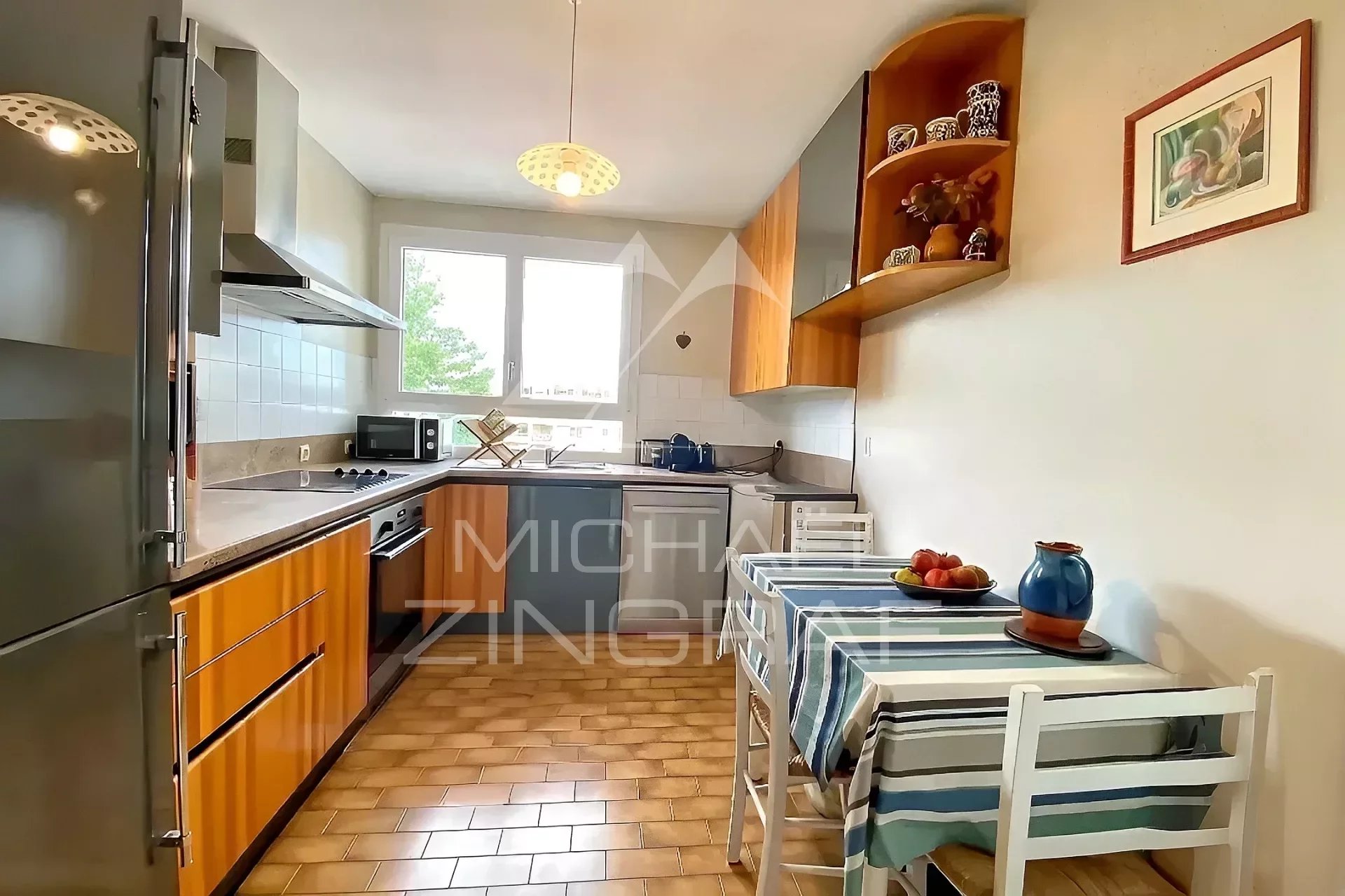 Elegant renovated apartment, very bright, without direct vis-à-vis, with a winter garden