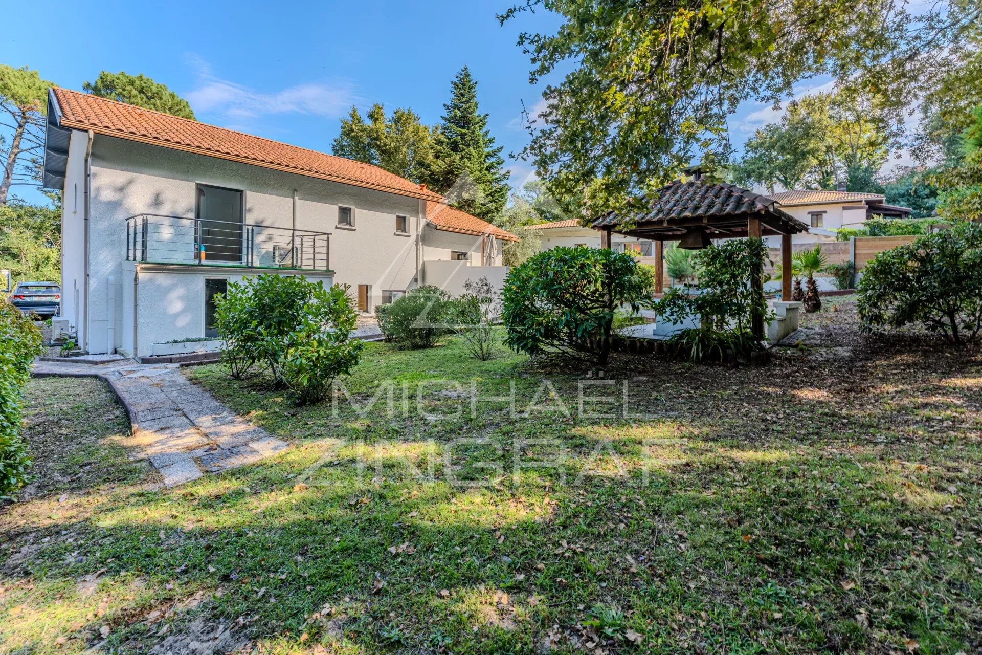 House on the Arcachon golf course at the gateway to Pyla