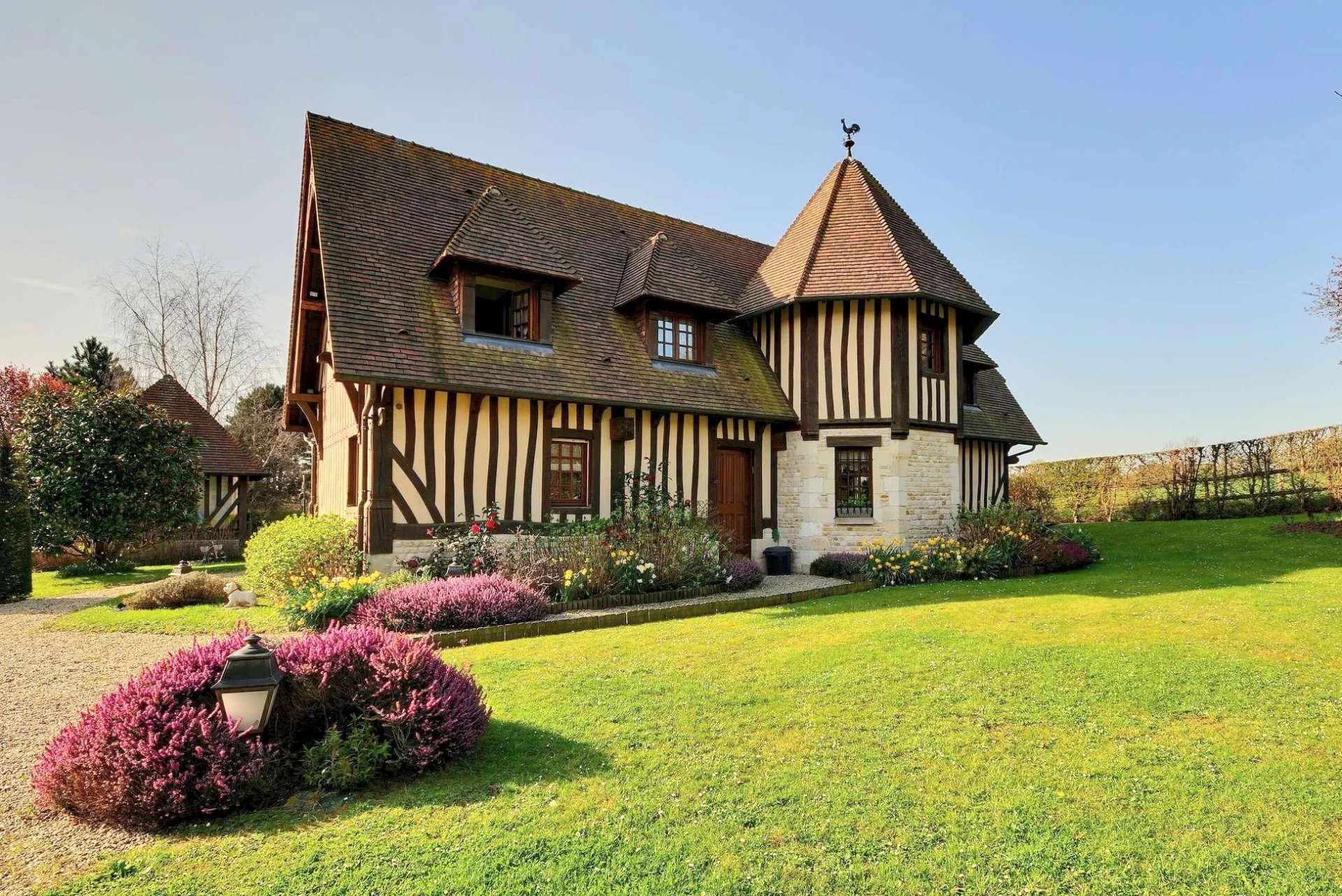 MAISON LEBAS AVEC PISCINE AU COEUR D'UN VILLAGE