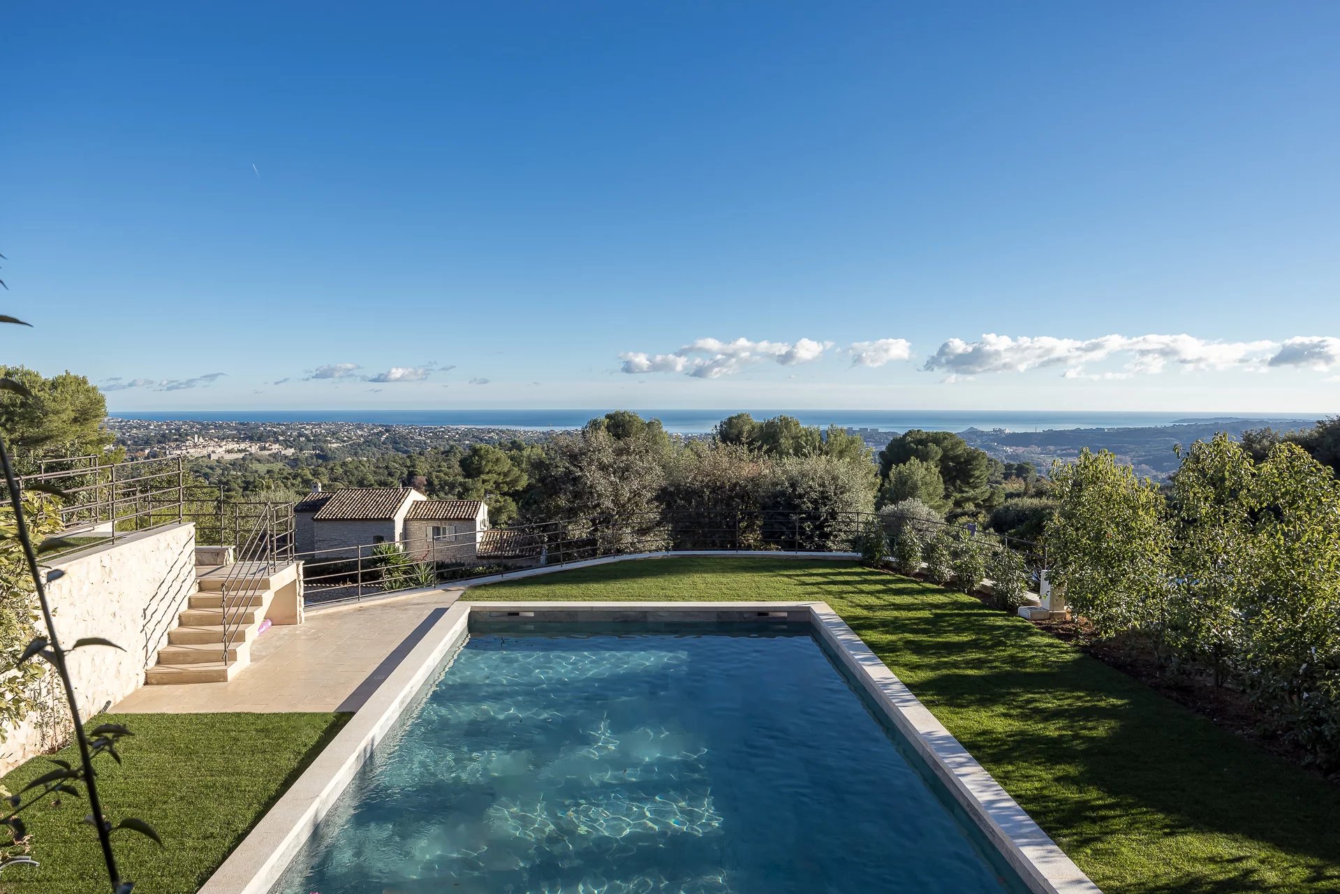 Proche Saint-Paul de Vence - Superbe propriété entièrement rénovée avec vue mer