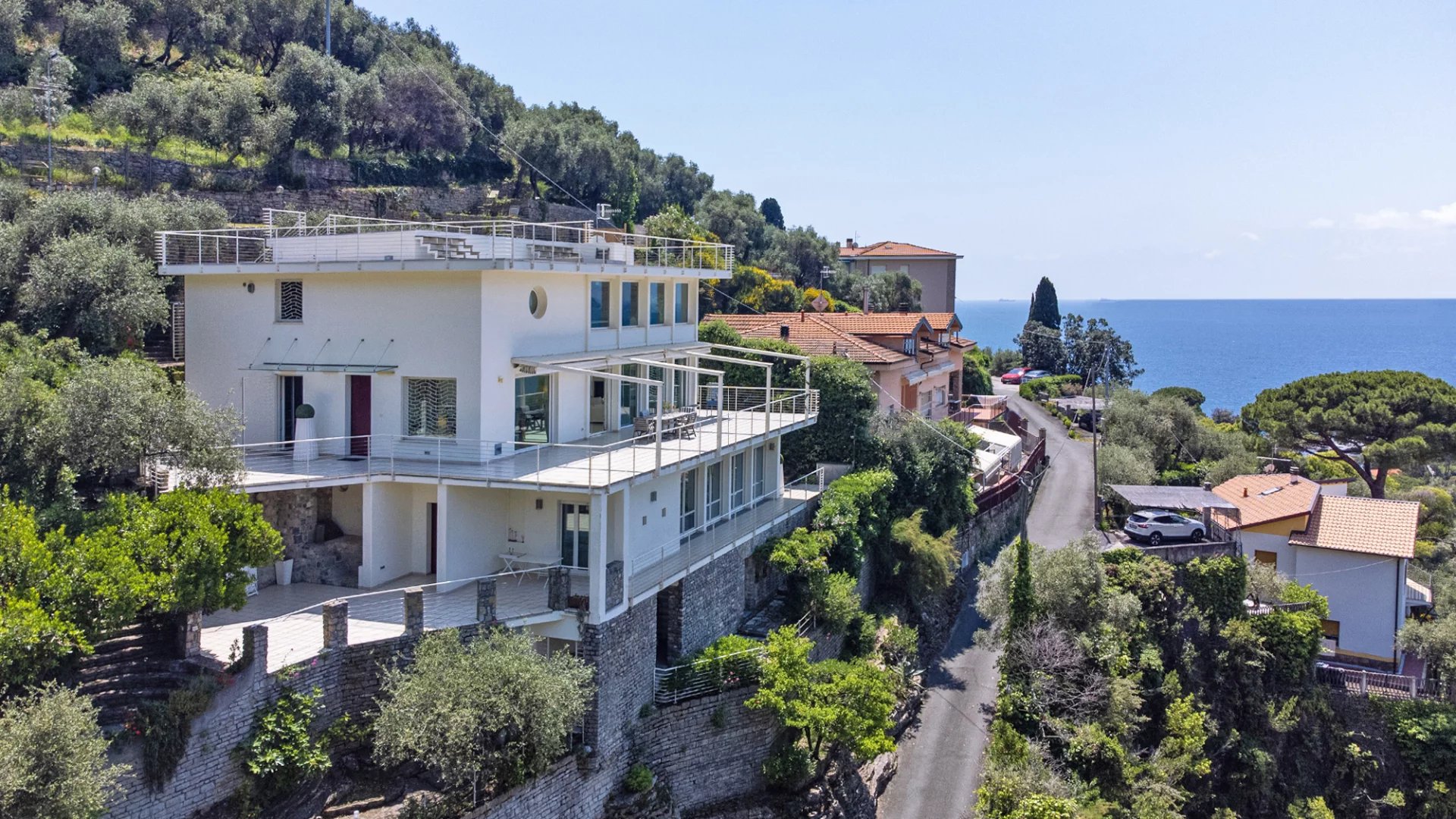 Élégante villa moderne avec de grandes fenêtres et vue sur la mer sur le golfe des Poètes à Fiascherino, Lerici