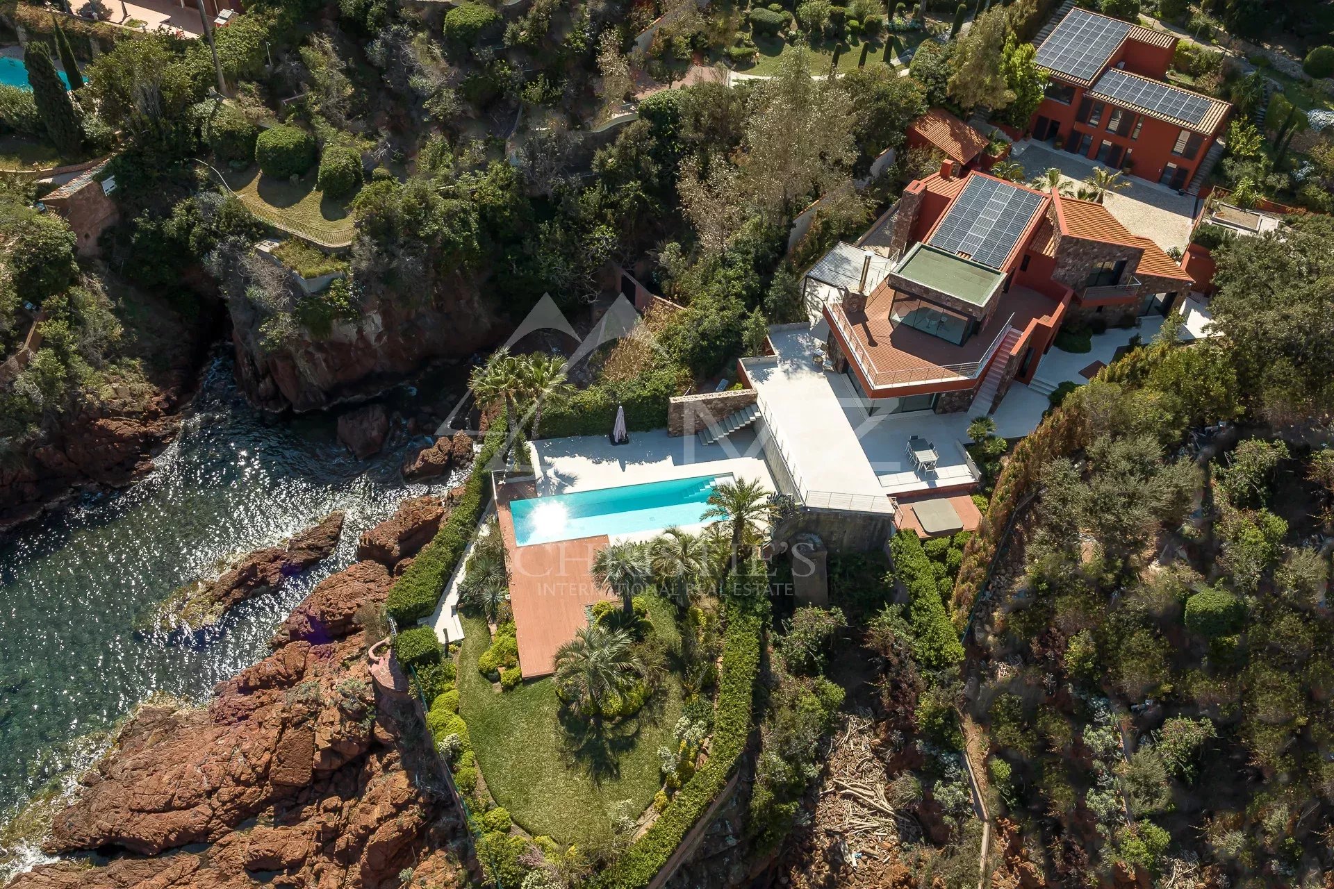 Nahe Cannes - Le Trayas - Villa mit den Füßen im Wasser