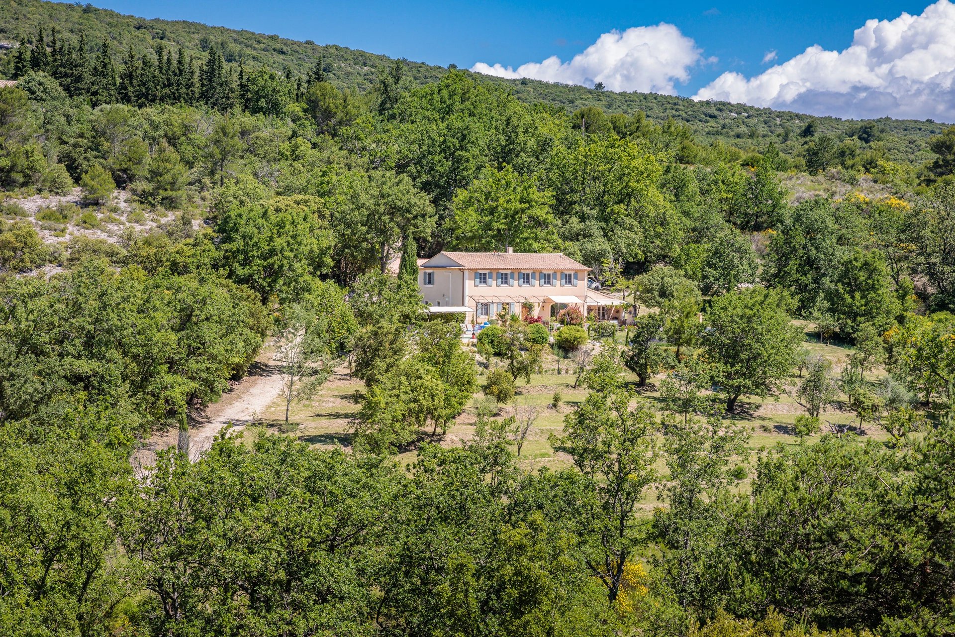 Proche Gordes - Belle bastide avec piscine chauffée