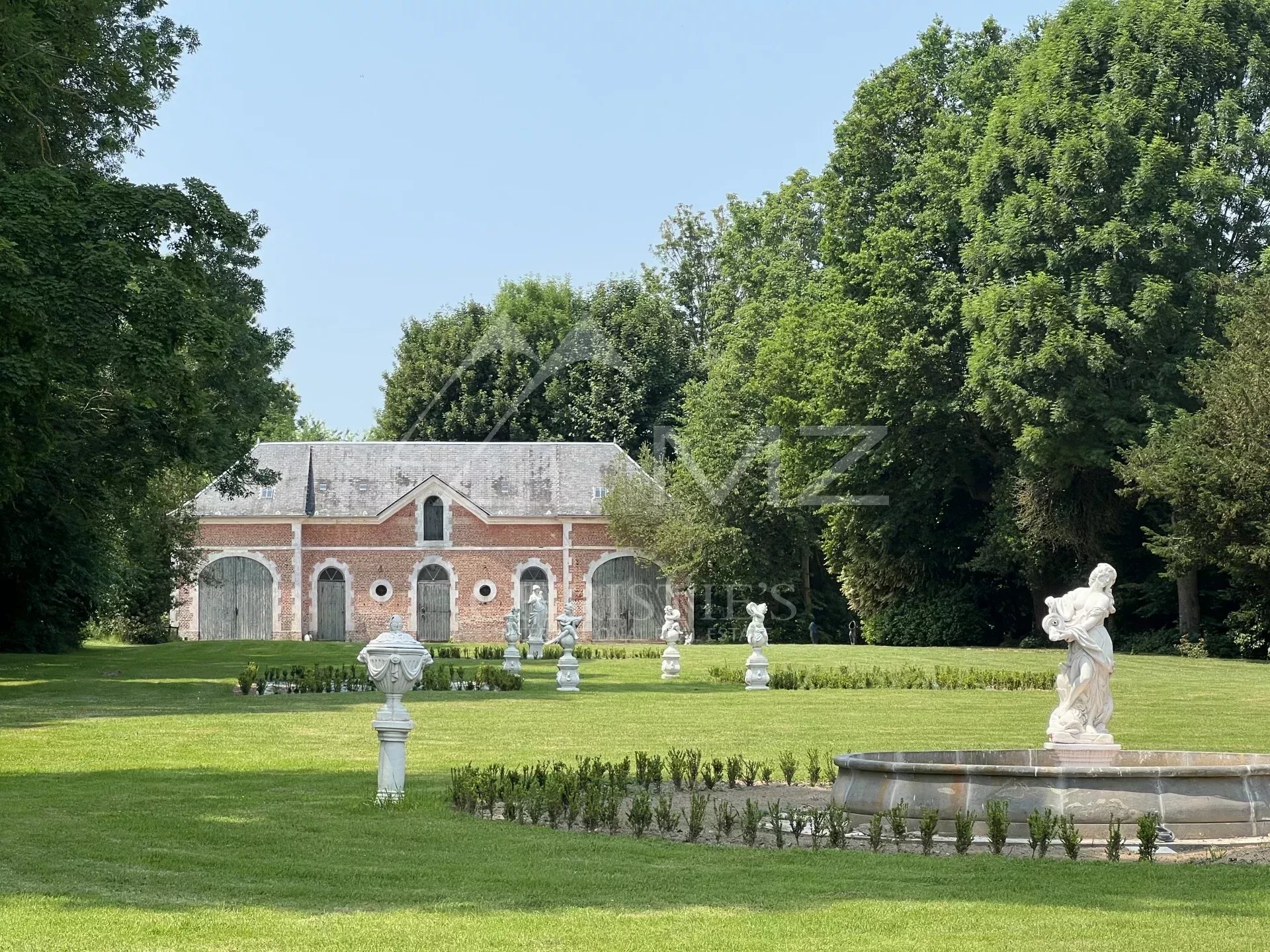 Schloss mit Stallungen und Nebengebäuden