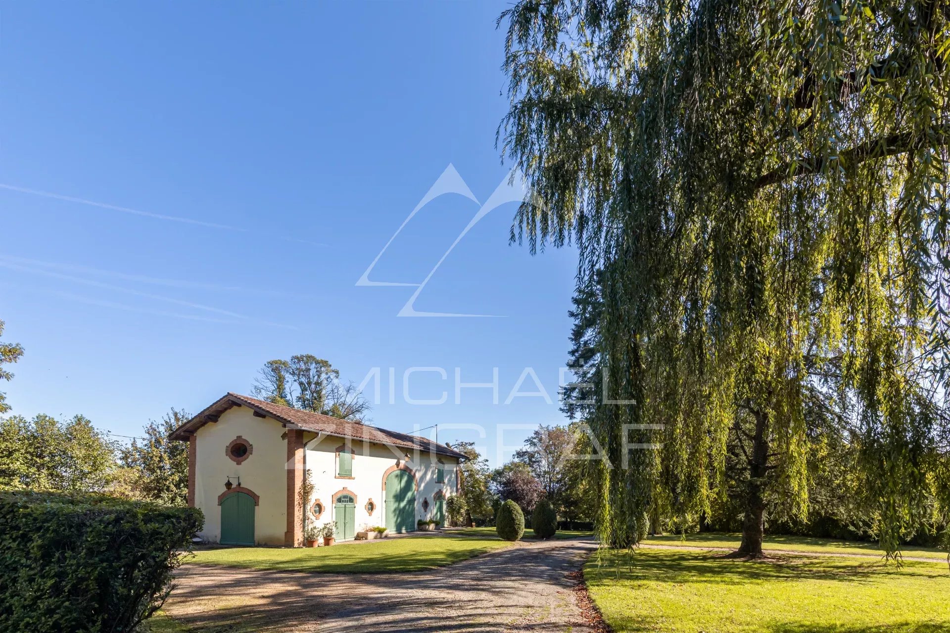 Magnifique propriété avec château édifié sur plusieurs siècles, plan d'eau, piscine, dépendance, tennis...