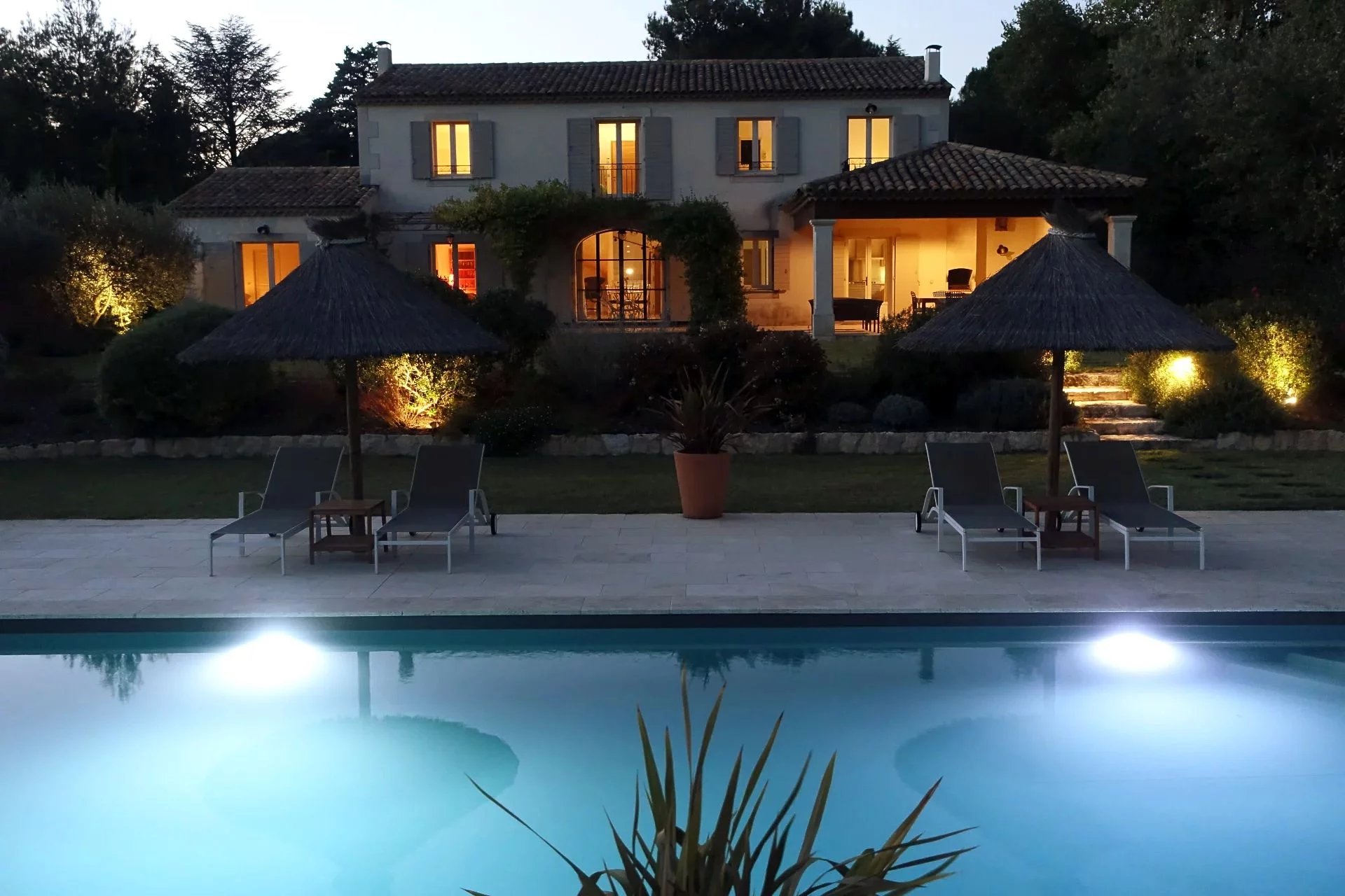 Mas provencal avec jardin paysager et vue sur les Alpilles