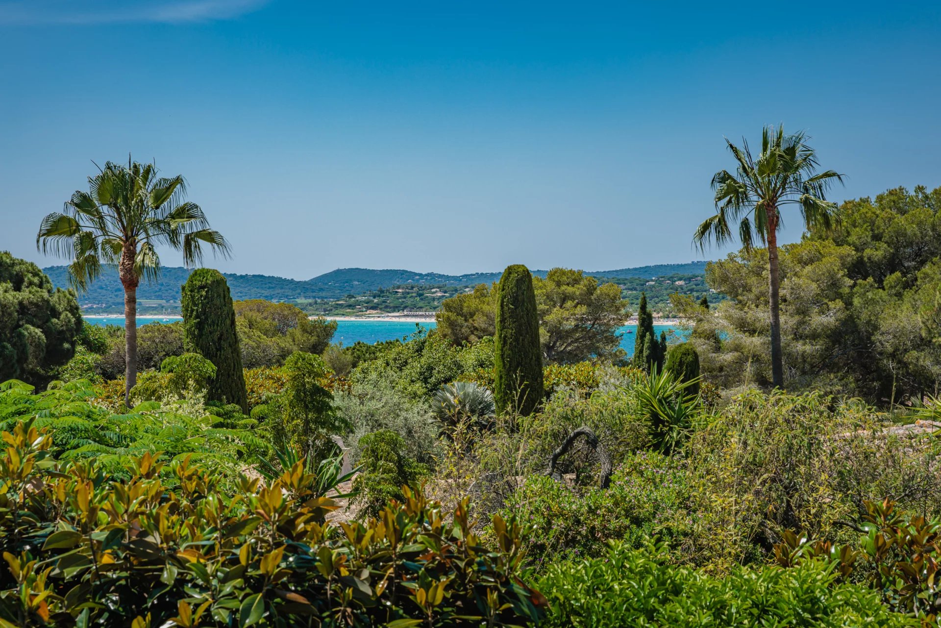 Ramatuelle - Villa moderne avec accès direct à la plage et vue mer