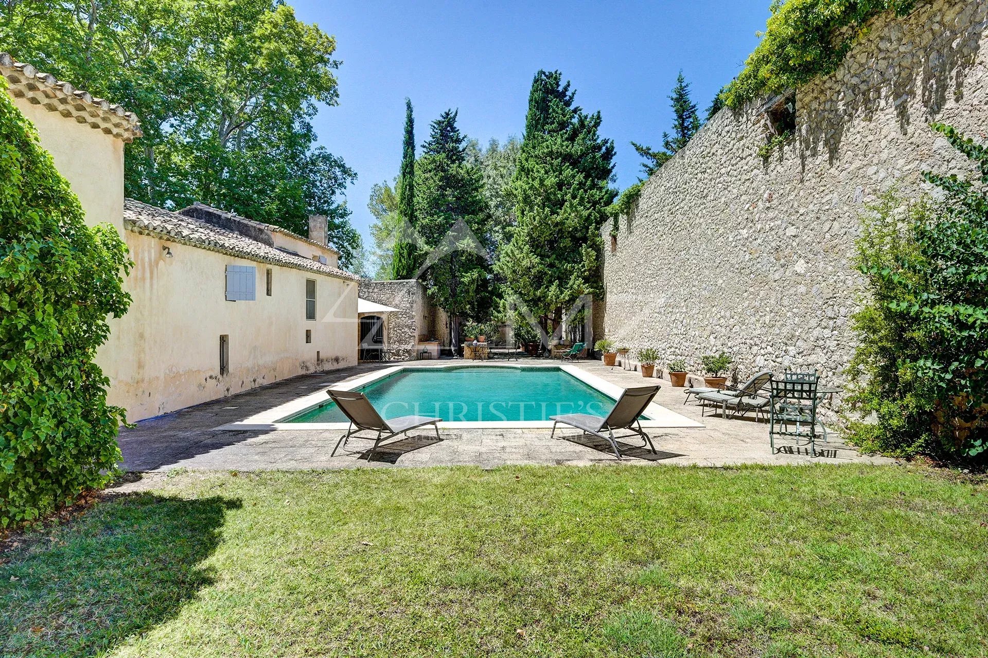 Proche Aix-en-Provence, Propriété de charme avec piscine et tennis