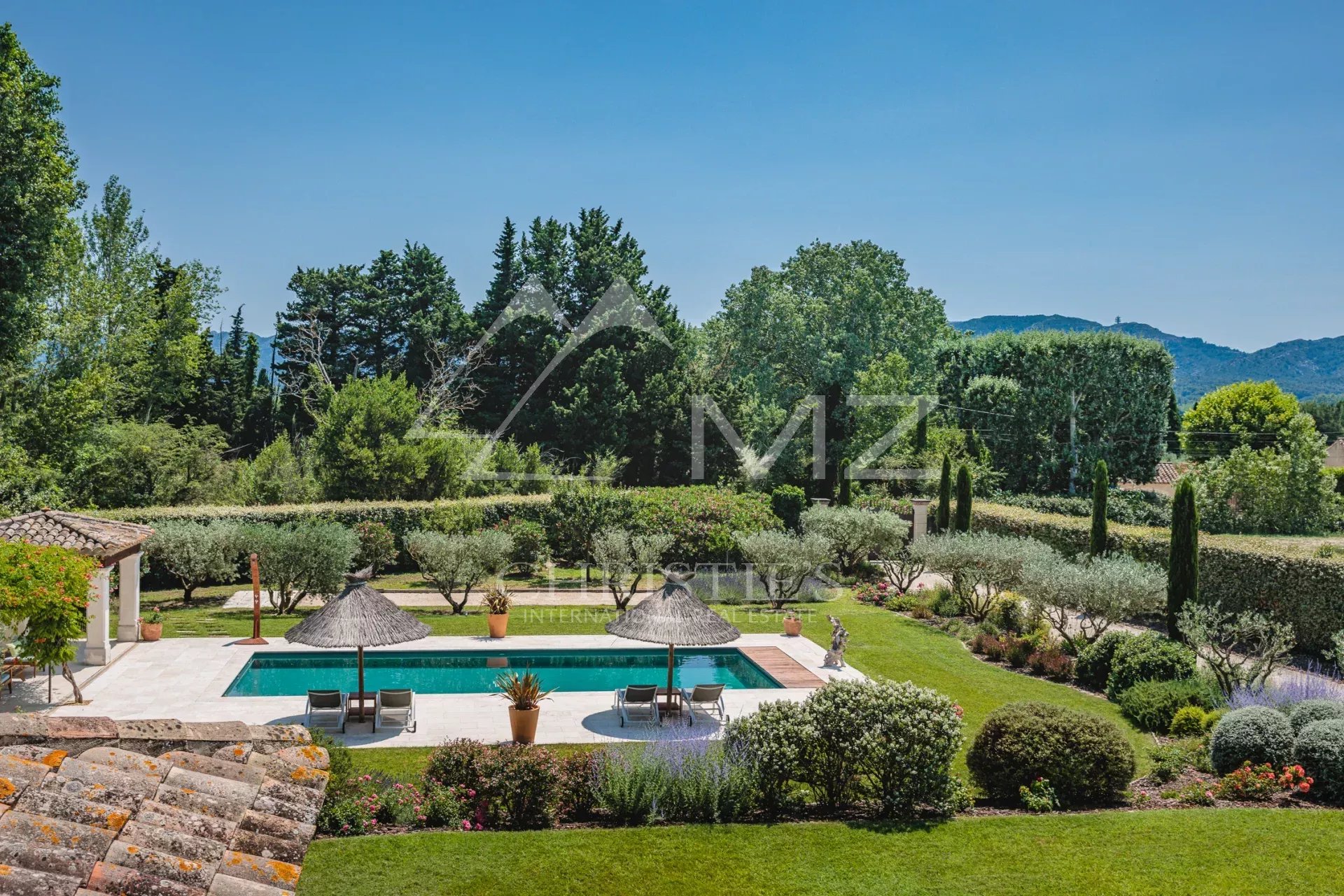 Mas provencal avec jardin paysager et vue sur les Alpilles