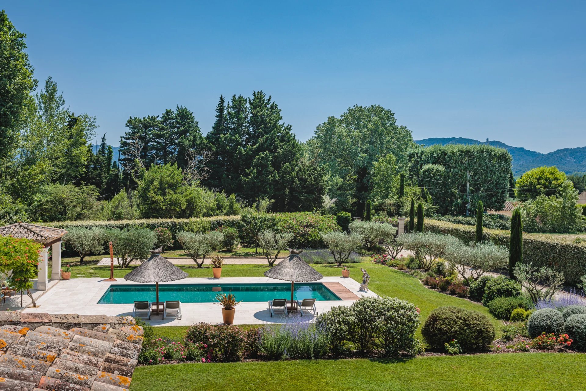 Mas provencal avec jardin paysager et vue sur les Alpilles