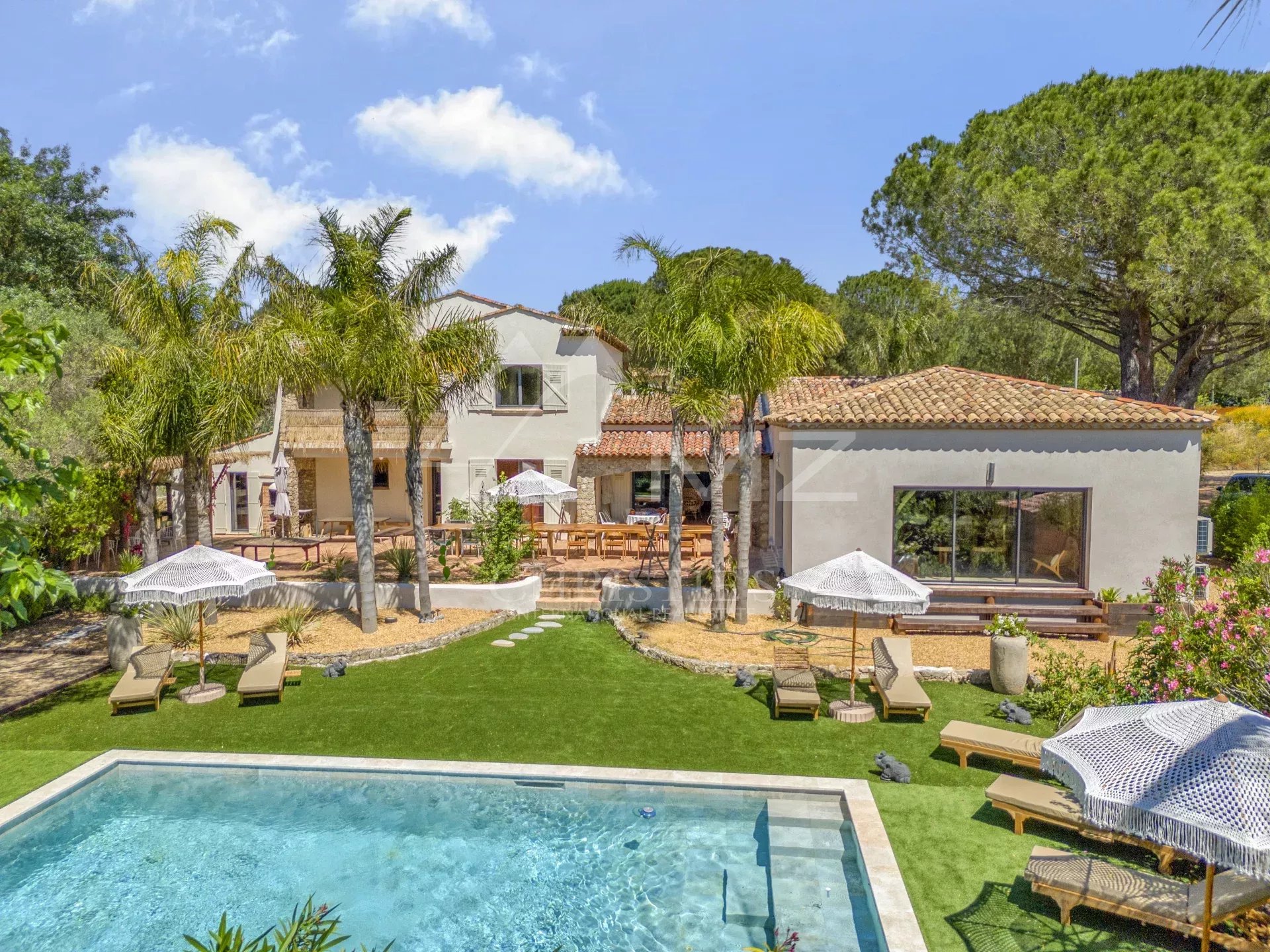 VILLA DE CARACTERE - VUE SUR LE CHATEAU DE GRIMAUD