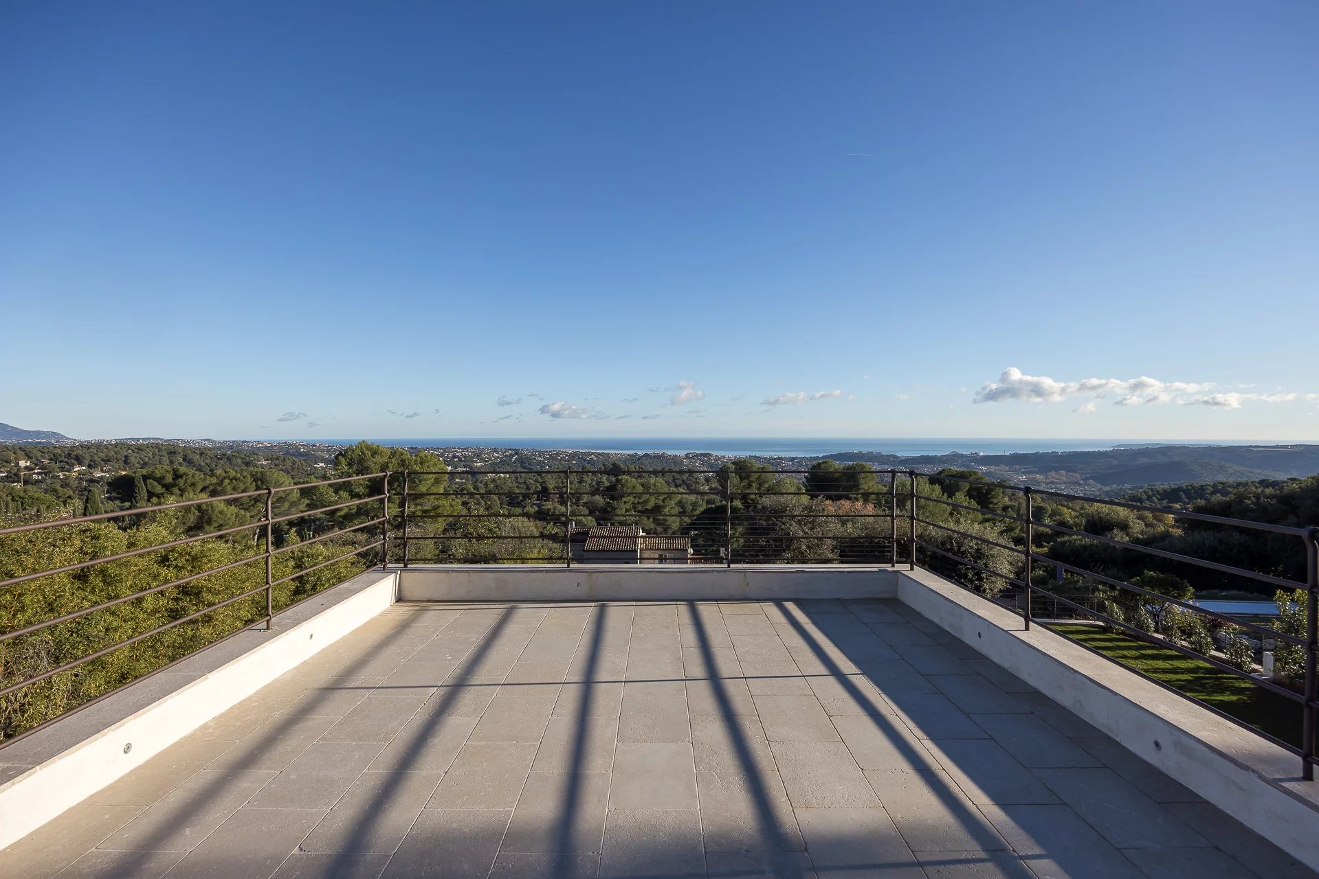 Proche Saint-Paul de Vence - Superbe propriété entièrement rénovée avec vue mer