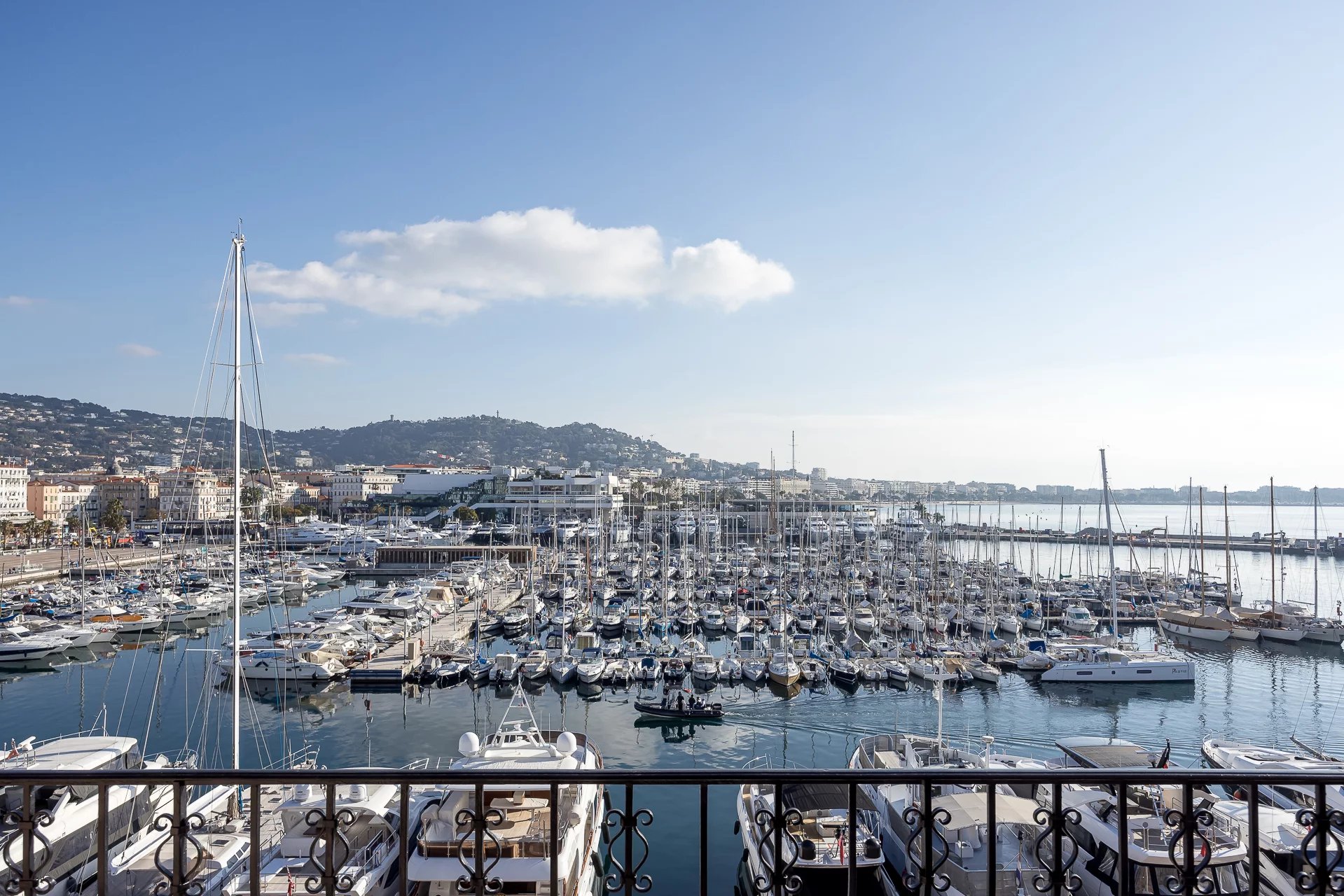 APPARTEMENT DERNIER ETAGE TERRASSE VUE SPECTACULAIRE VIEUX-PORT ET MER