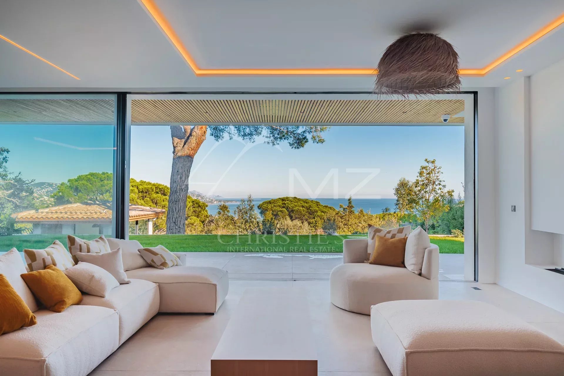 PRESTIGIOUS CONTEMPORARY VILLA - SEA VIEW