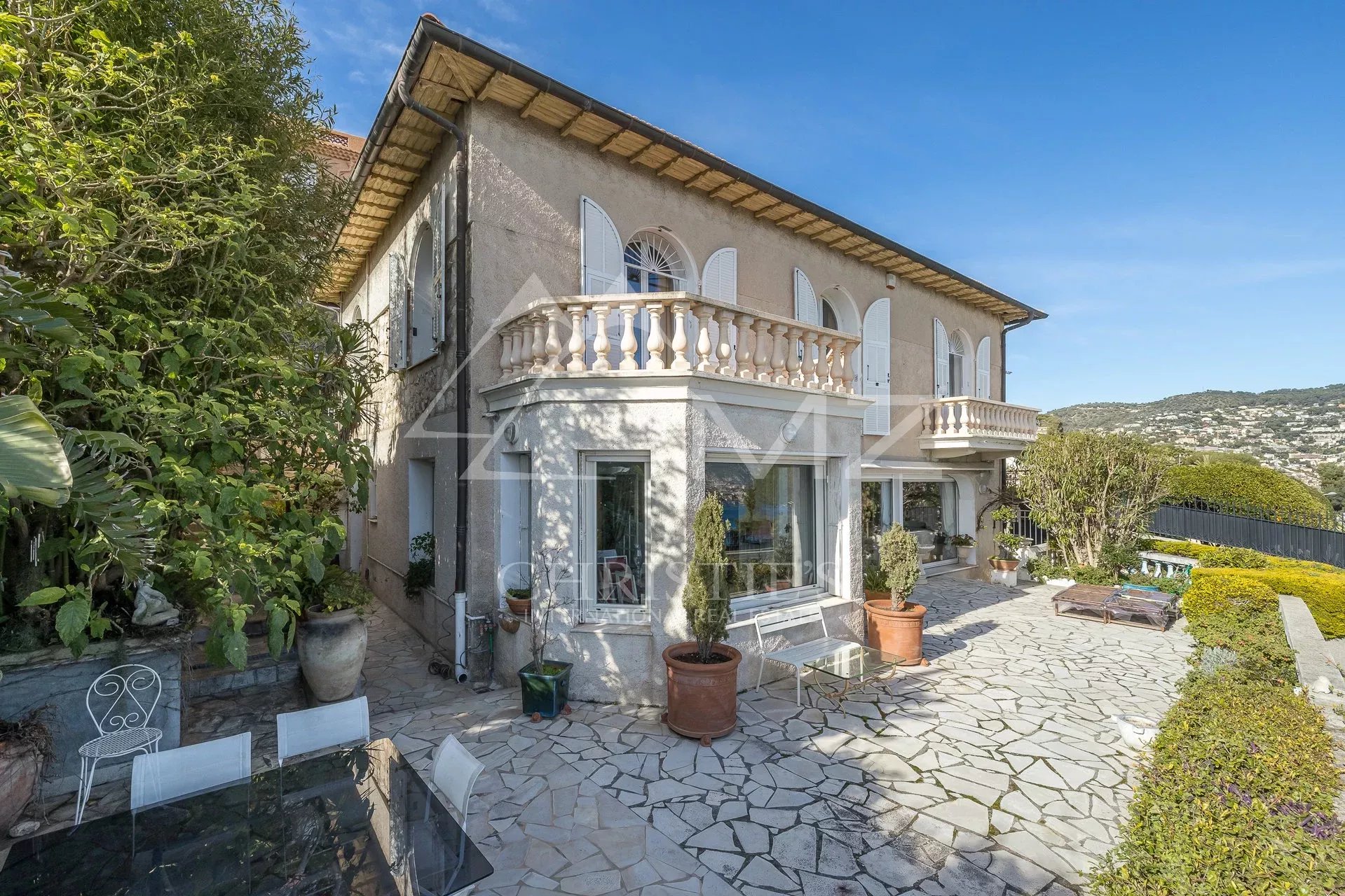 Luxusvilla mit panoramablick auf das meer