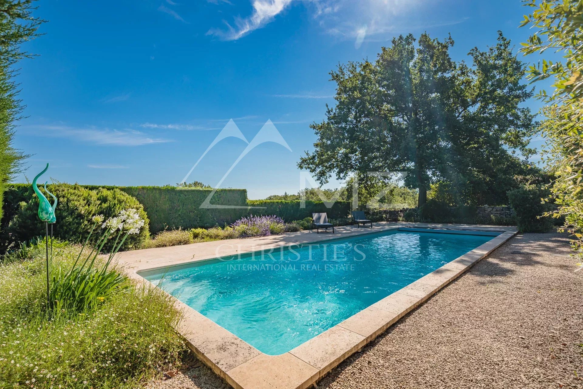 MAS DE HAMEAU MIT BLICK UND POOL