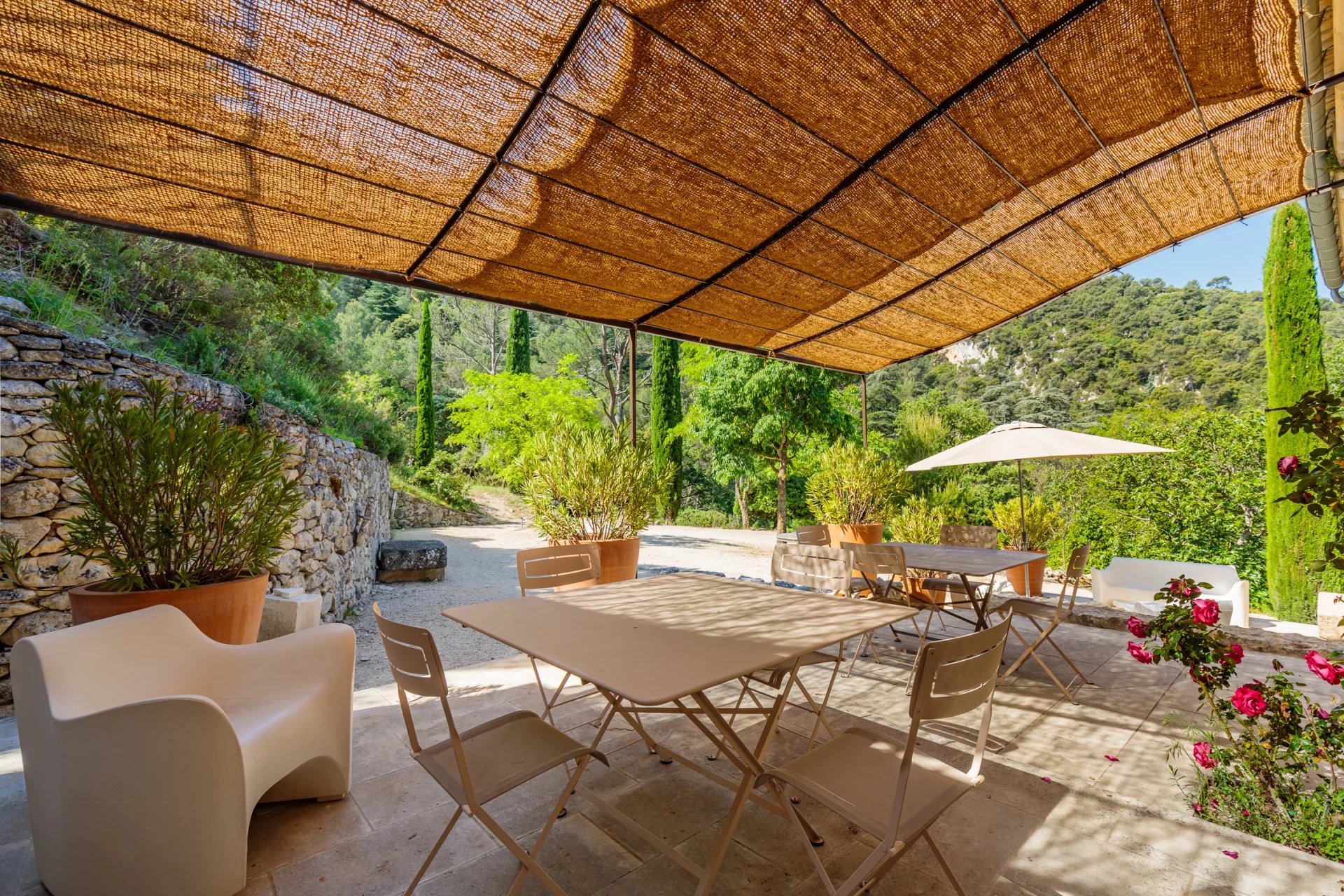 Oppède - Belle maison en pierres dans un écrin de nature