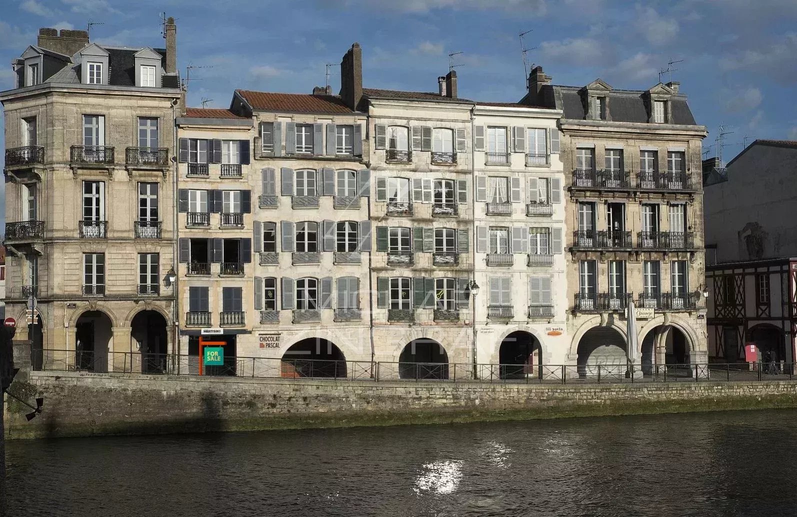 Prachtig beleggingspand met commerciële ruimte in het centrum van Bayonne en vlakbij de rivier de Nive