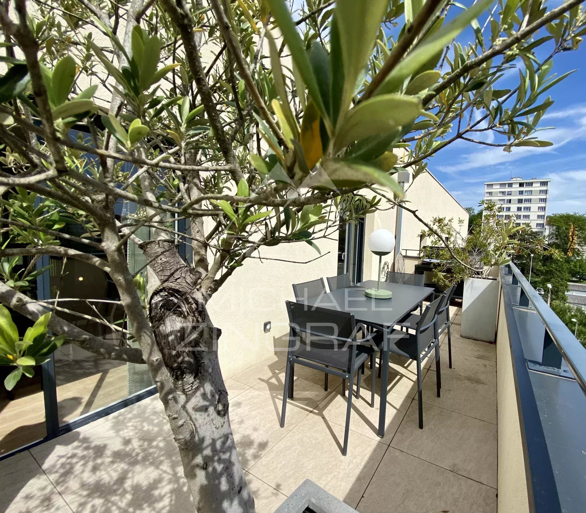 Reversed duplex with terraces on the top floor