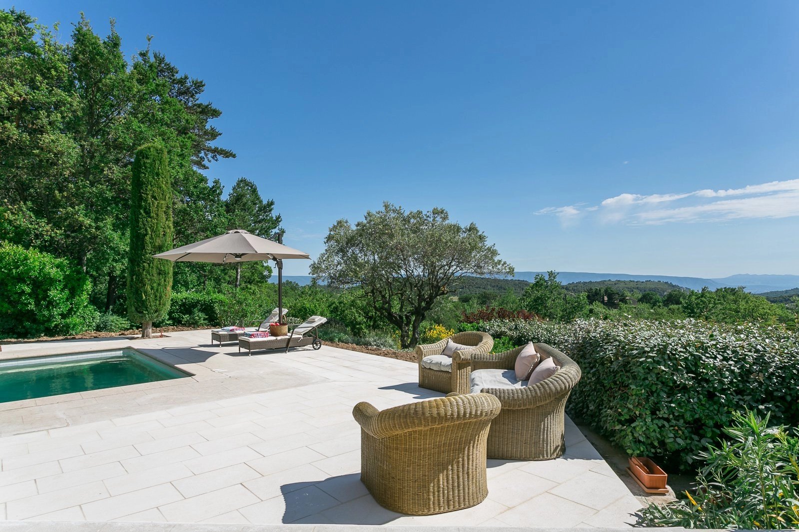 Proche Gordes - Belle maison de vacances avec vue et grande piscine