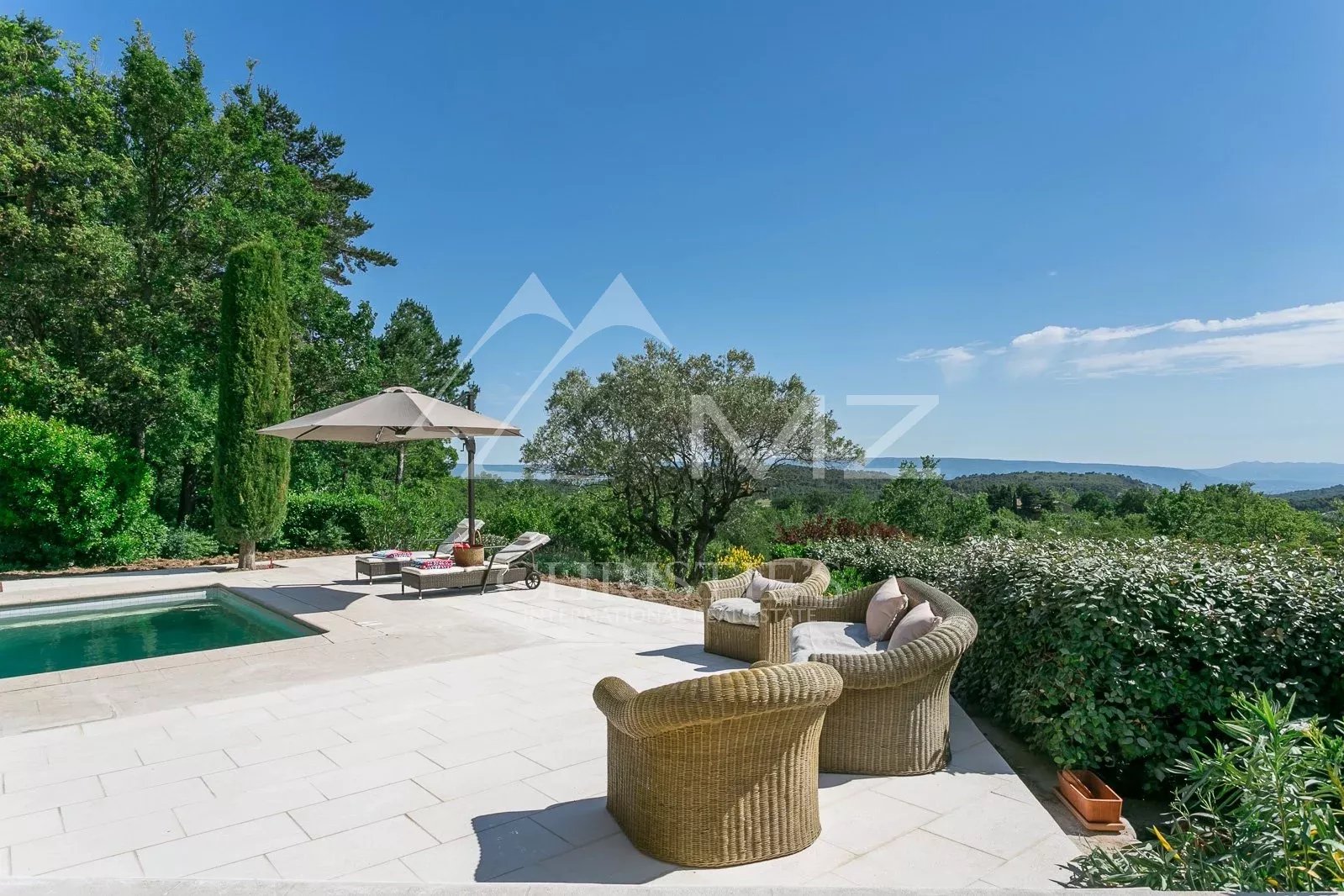 Proche Gordes - Belle maison de vacances avec vue et grande piscine