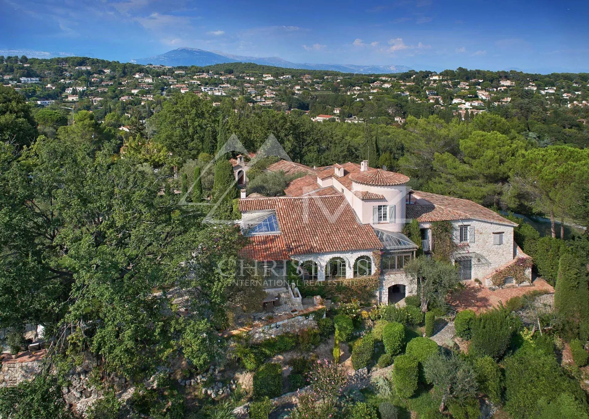 MOUGINS - Vieux Village - Superbe propriété