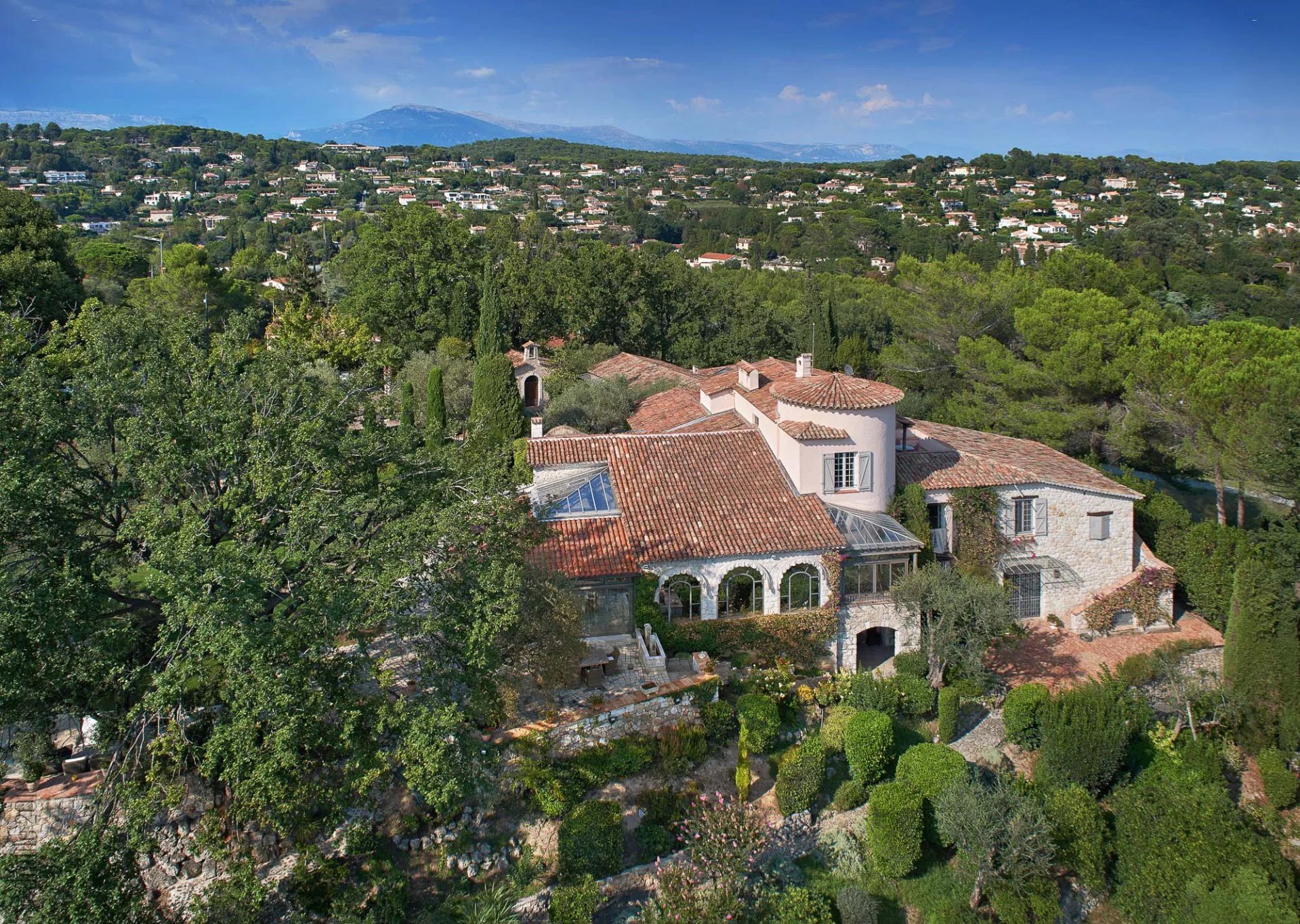 MOUGINS - Vieux Village - Superbe propriété