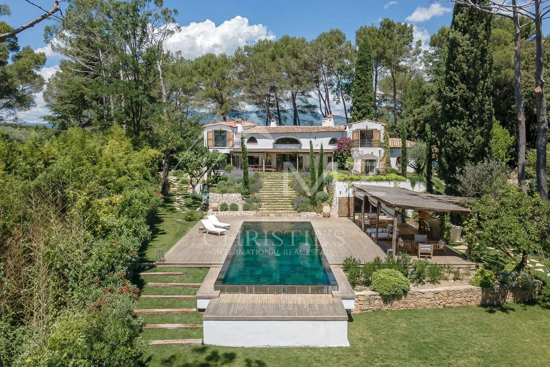 Mougins - Exceptional property in a residential domain