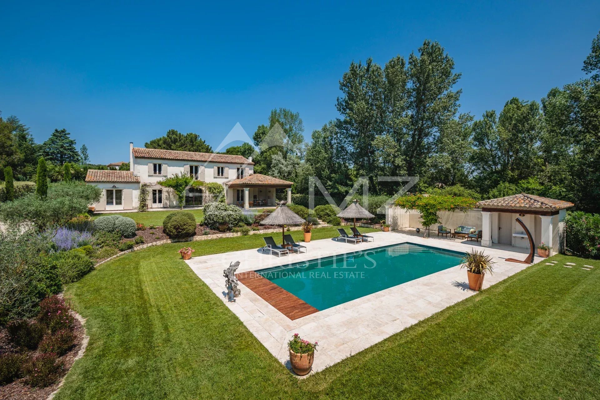 Mas provencal avec jardin paysager et vue sur les Alpilles