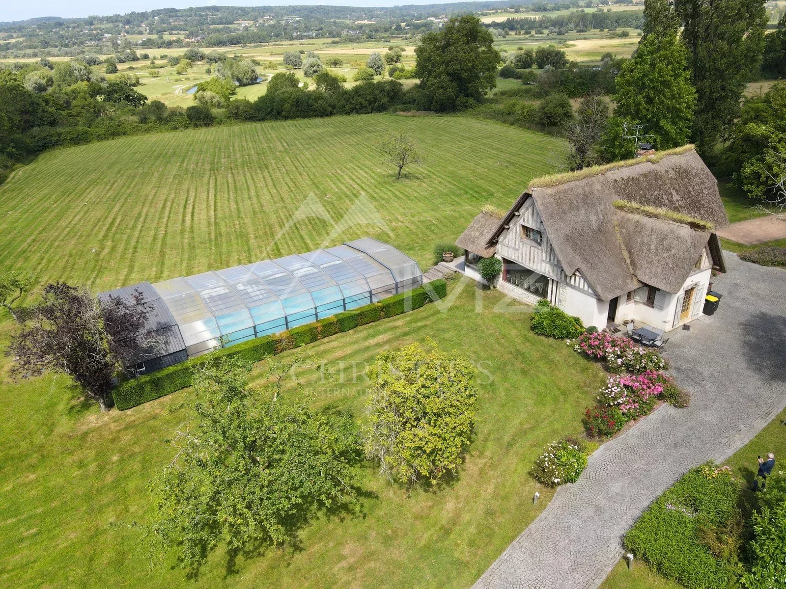 Chaumière avec piscine et dépendance