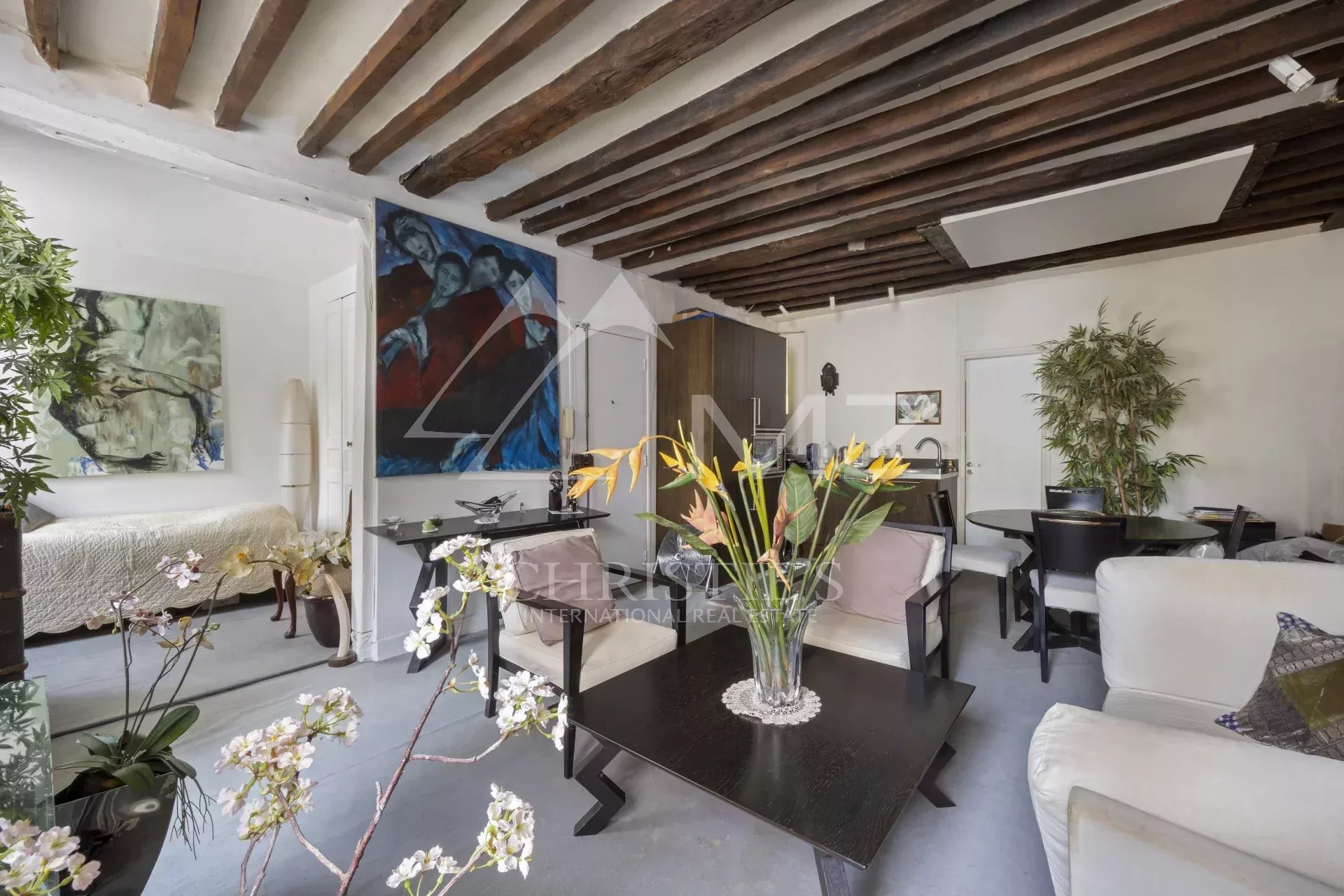 Apartment in Rue Vieille du Temple in the Marais to renovate