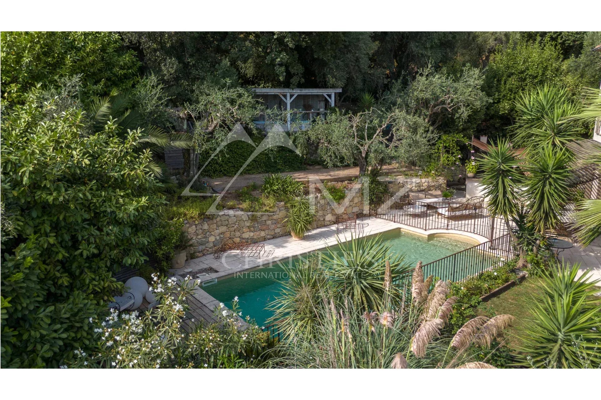 Villa de charme dans un écrin de verdure avec vue panoramique