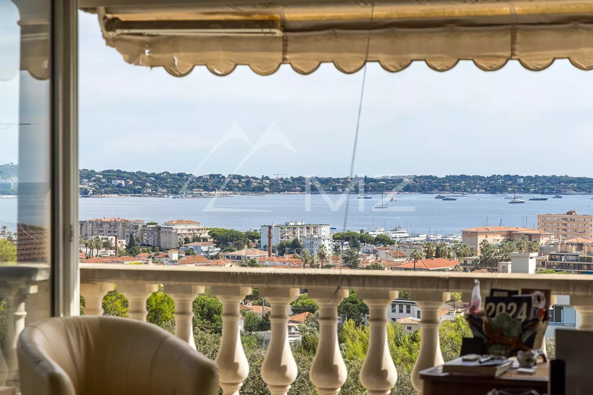 GOLFE JUAN - VUE PANORAMIQUE MER - DUPLEX