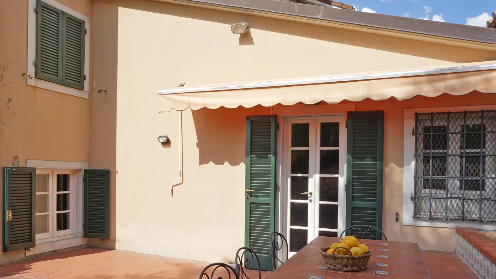 Elégante villa avec piscine, vignoble et grand terrain à une courte distance de la mer