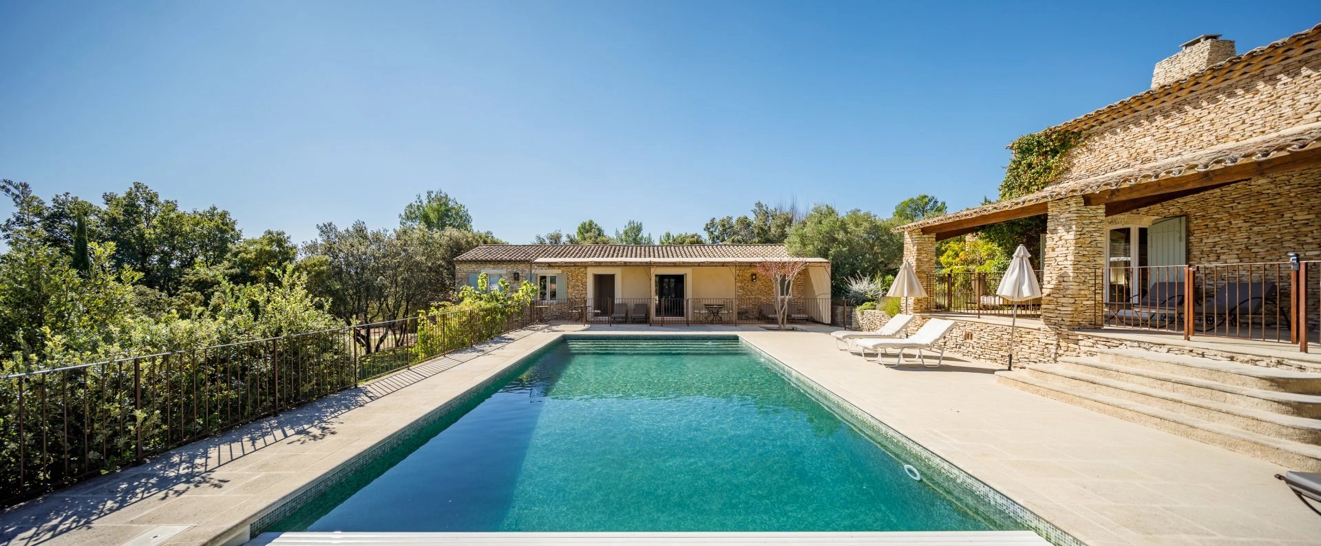 Proche Gordes - Luxueuse villa avec vue dégagée