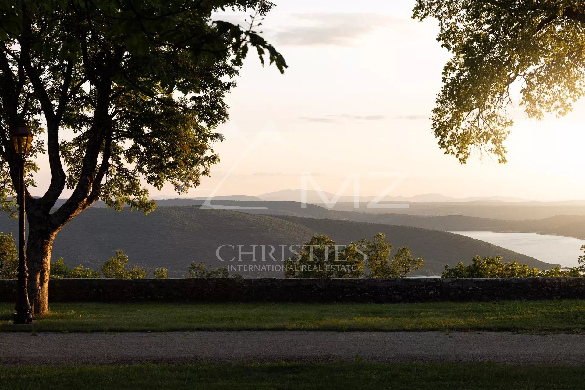 Aiguines - Remarquable domaine avec château provençal